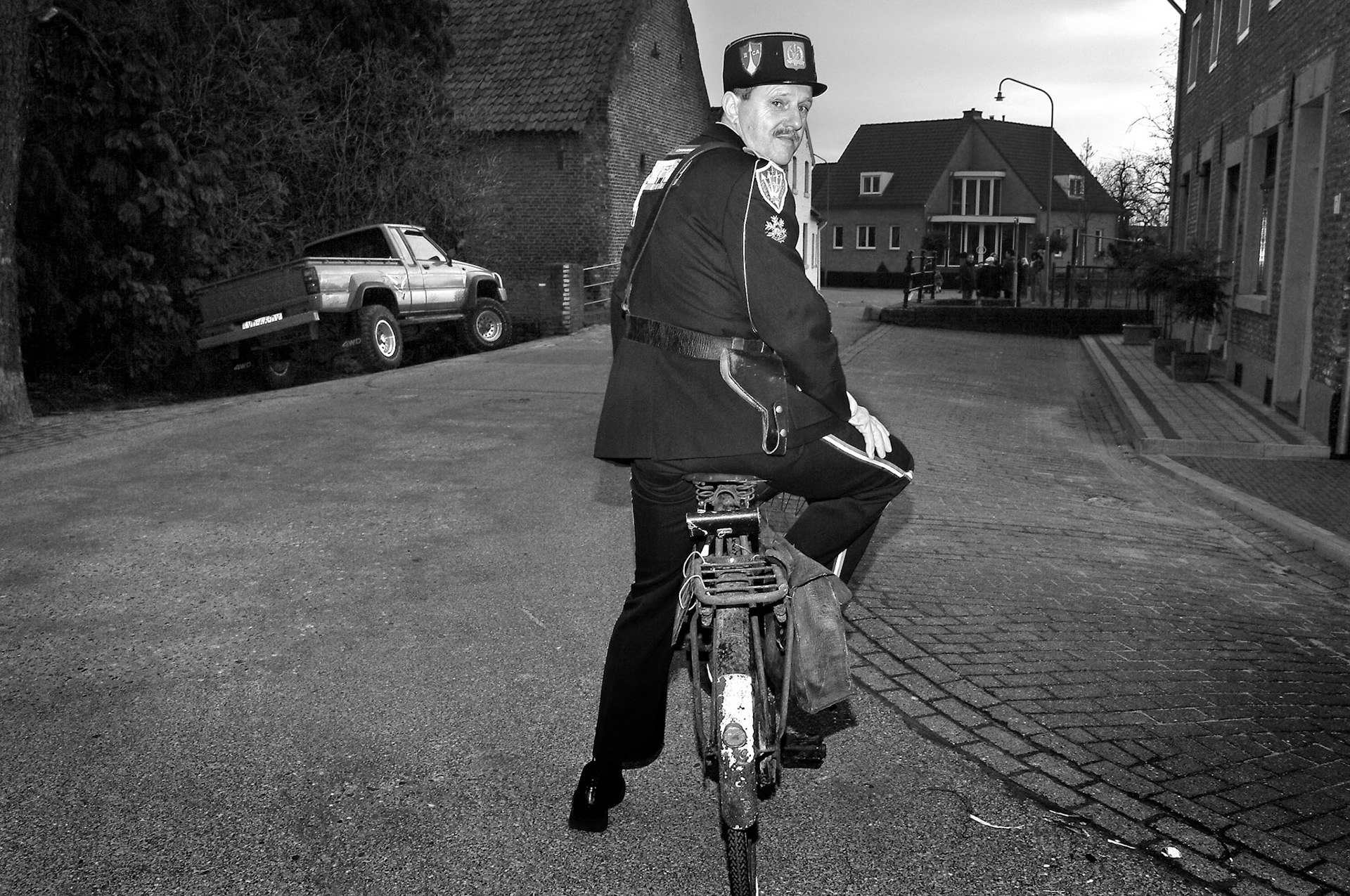 Veldwachter op fiets tijdens de carnavalsoptocht in Mesh, 5-2-2005.