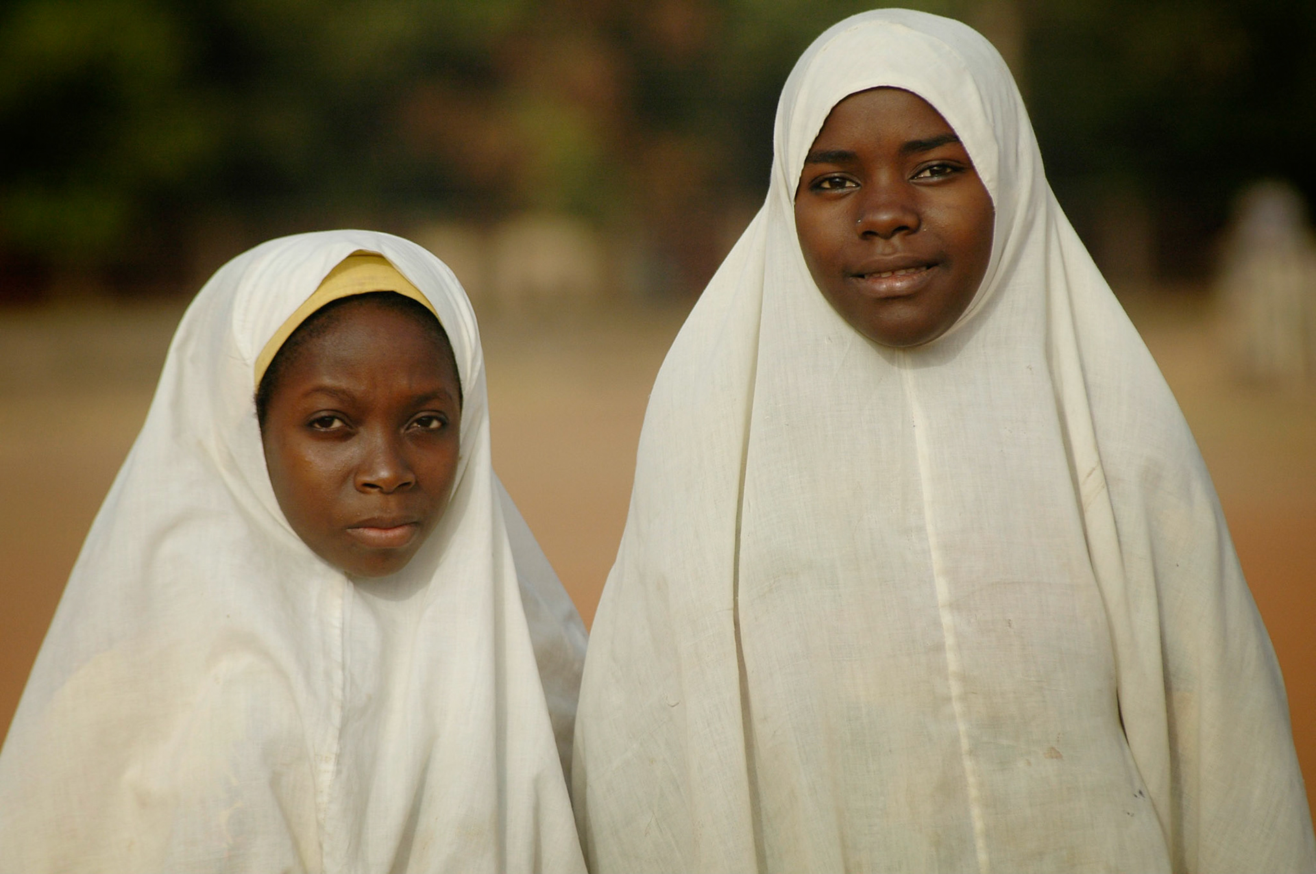 Twee jonge moslimvrouwen poseren voor mijn camera op het Polostadion, Kaduna (Nigeria) 5 april 2006.