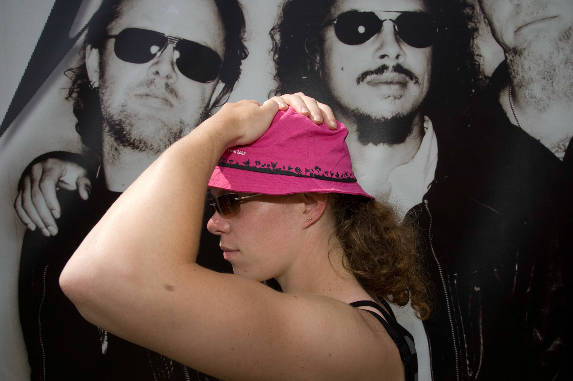 Meid met roze muts voor de Metallica poster tijdens Pinkpop 2008, Landgraaf 1-6-2008.