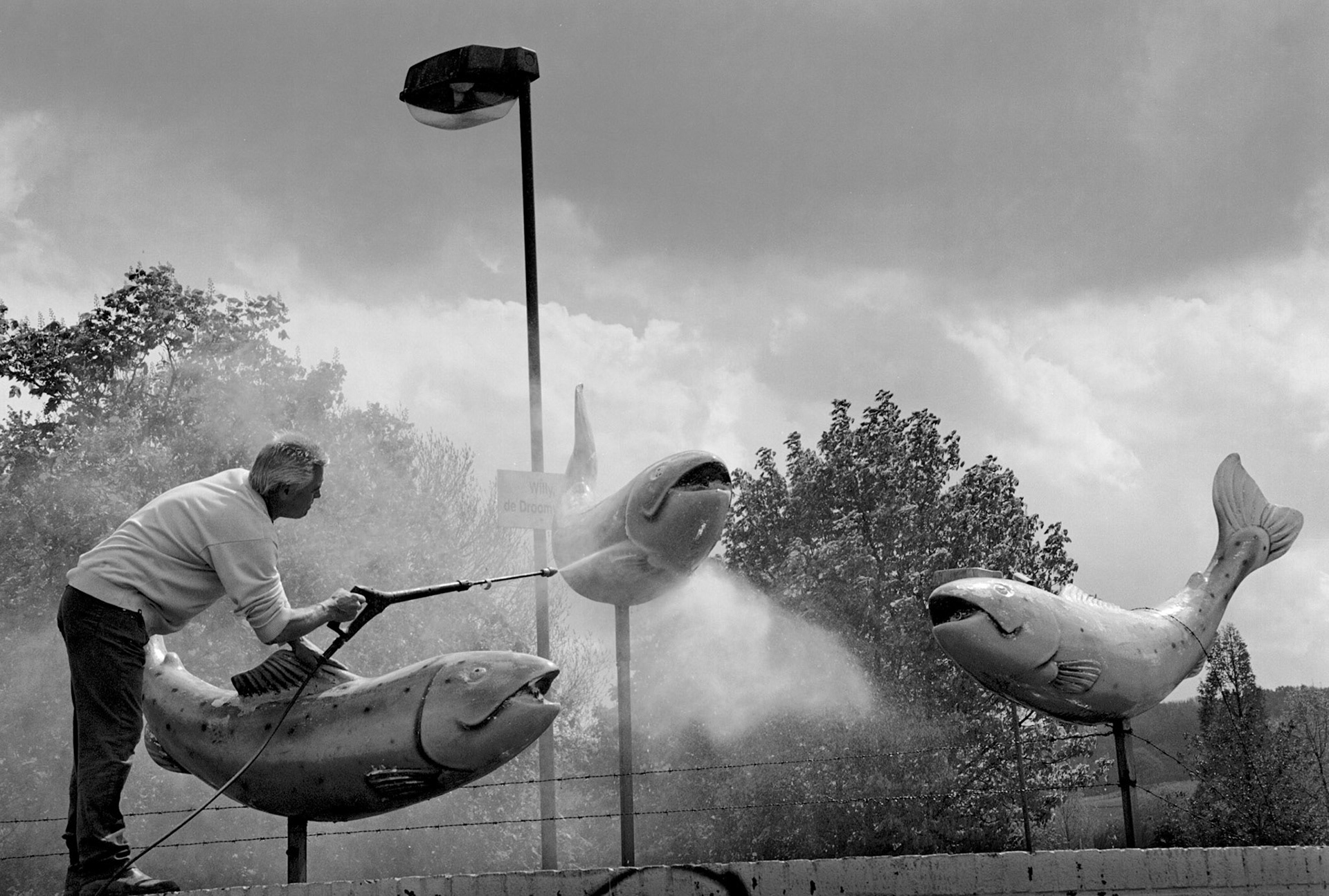 Water voor de vissen. Schoonmaakbeurt aan de vissen bij Foreldorado in Euverem (Gulpen) 29-4-2003