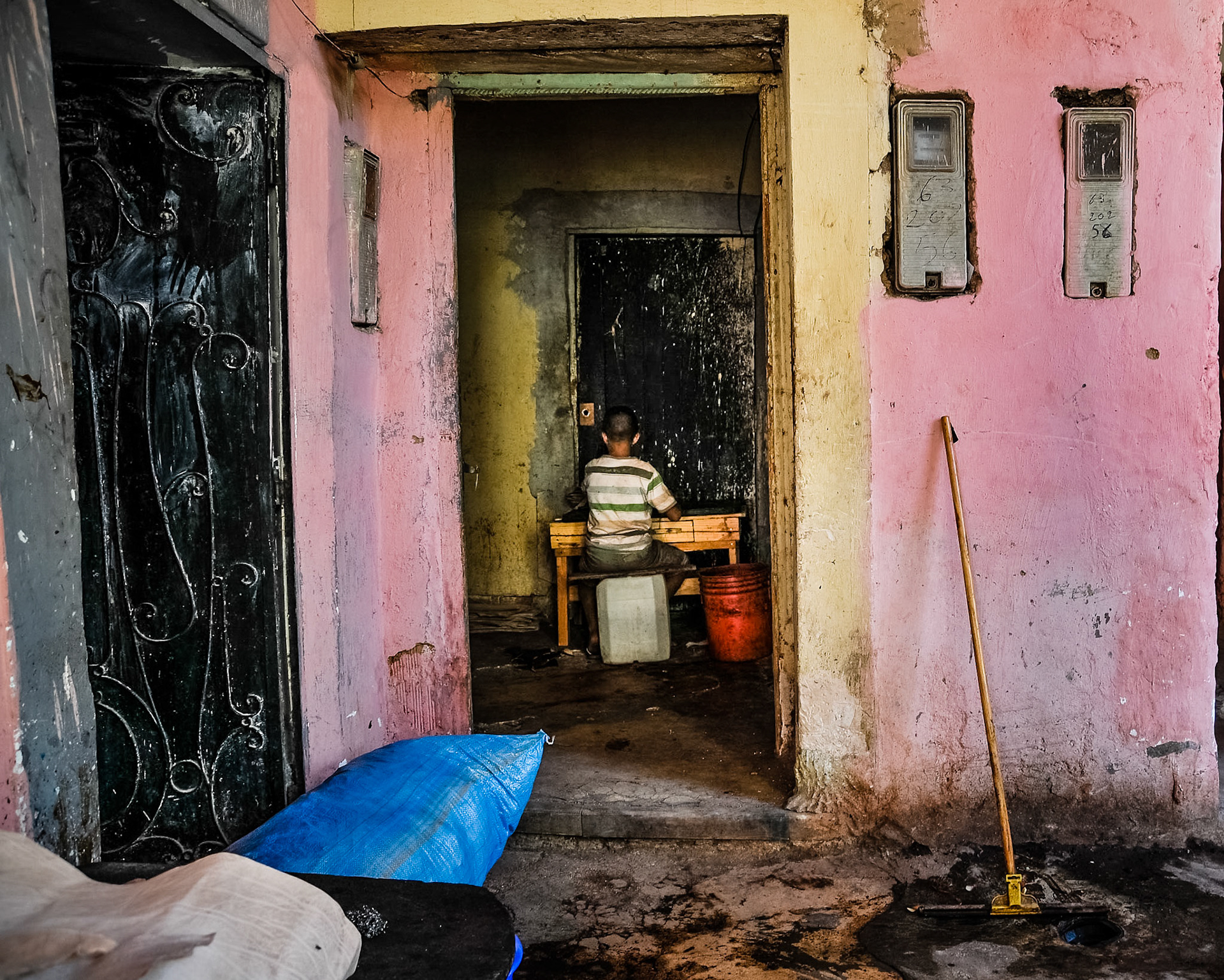 Kinderarbeid in de workshops voor leerbewerking in Marrakech, Vakantie in Marokko, 2013