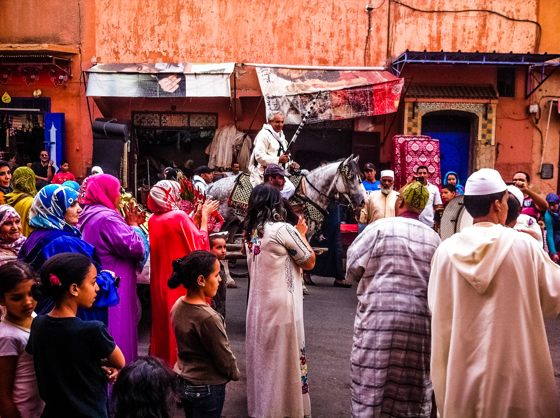 Bruiloftceremonie in de straten van Marrakech, Marokko 2013