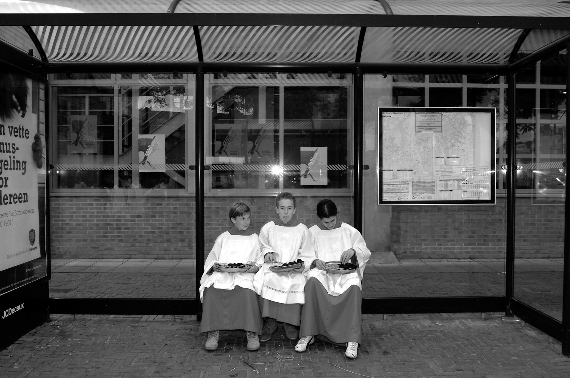 Misdienaars in bushokje tijdens de voorbereidingen van de Heilidomsvaart in Maastricht, 4-7-2004