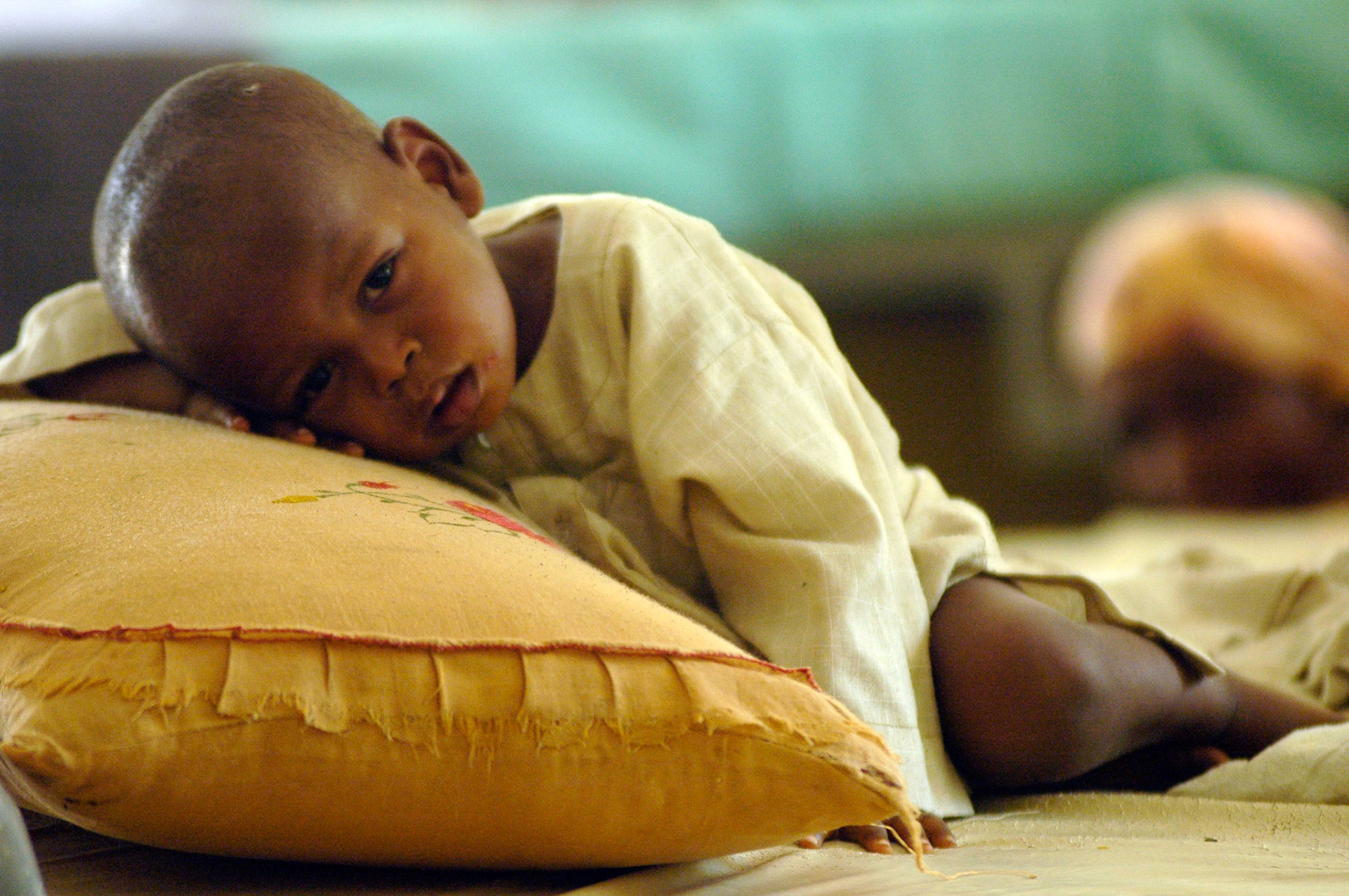 Dit kind wacht op bed tot zijn vader terugkomt van behandeling, NTBLTC Lepra en TBC hospital, Zaria (Nigeria) 11 april 2006