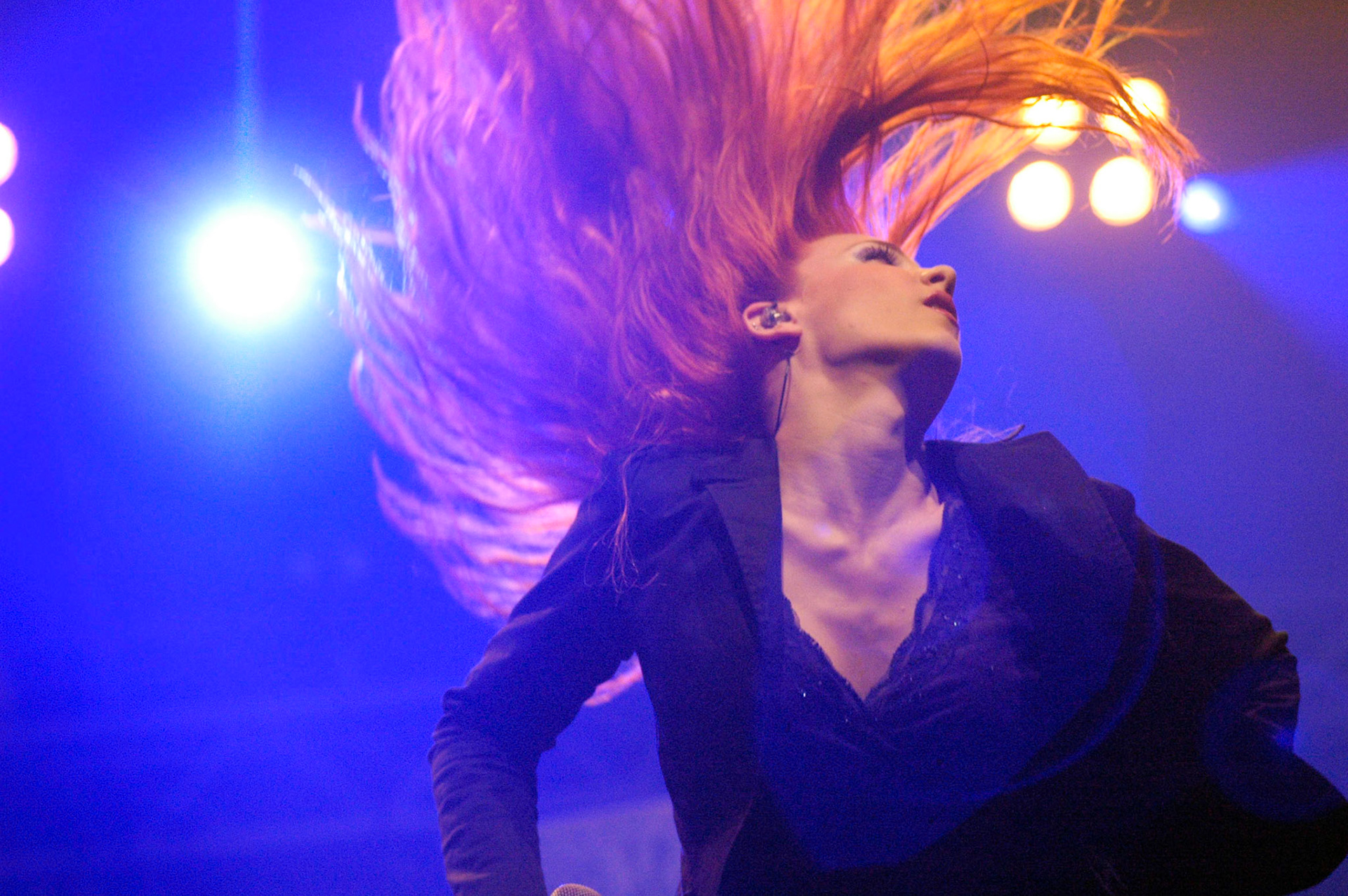 Epica zangeres Simone Simons gooit haar haar op tijdens het optreden op Pinkpop 14-5-2005