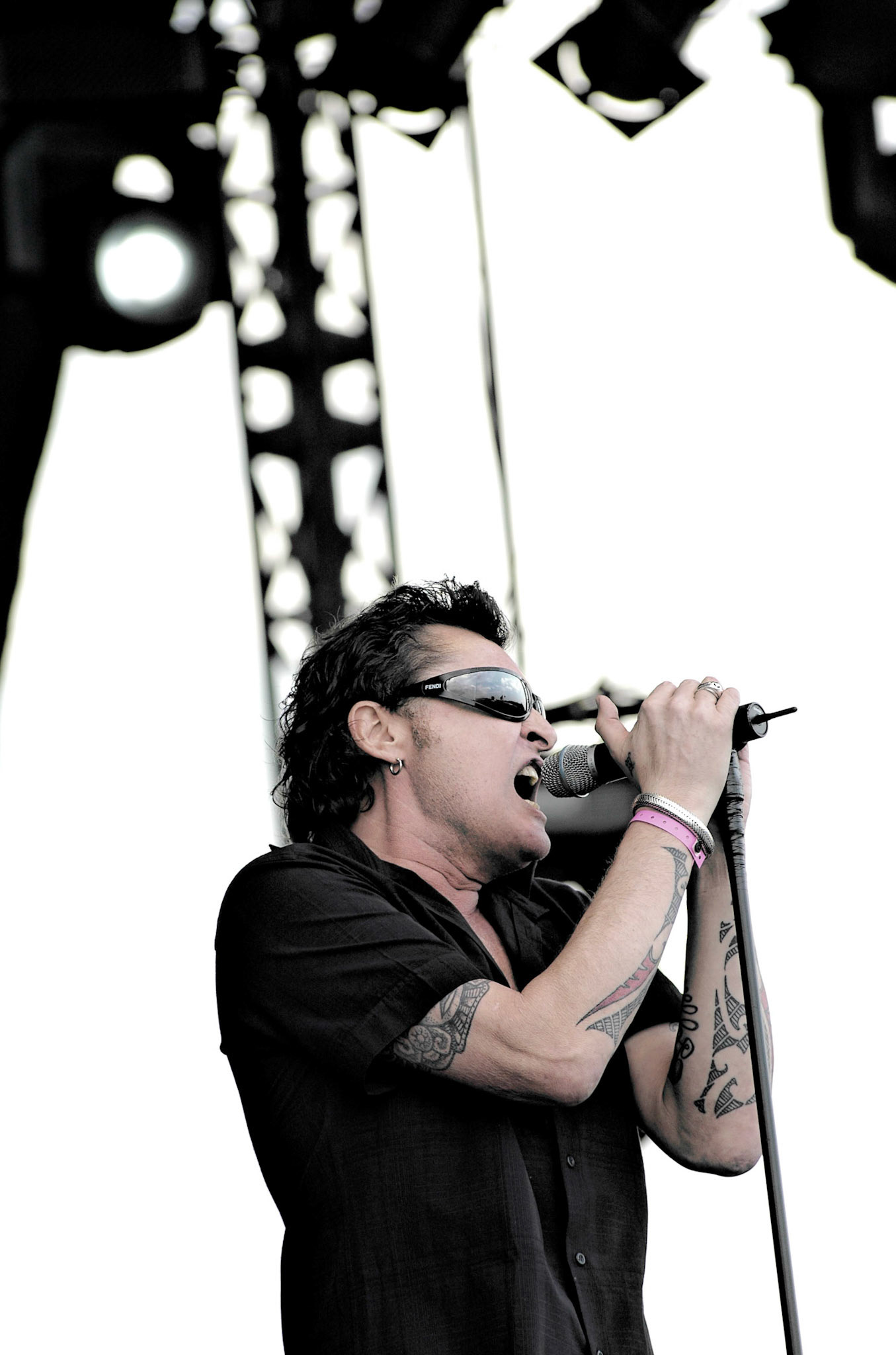 Golden Earring zanger Barry Hay speelt live tijdens Pinkpop 16-5-2005