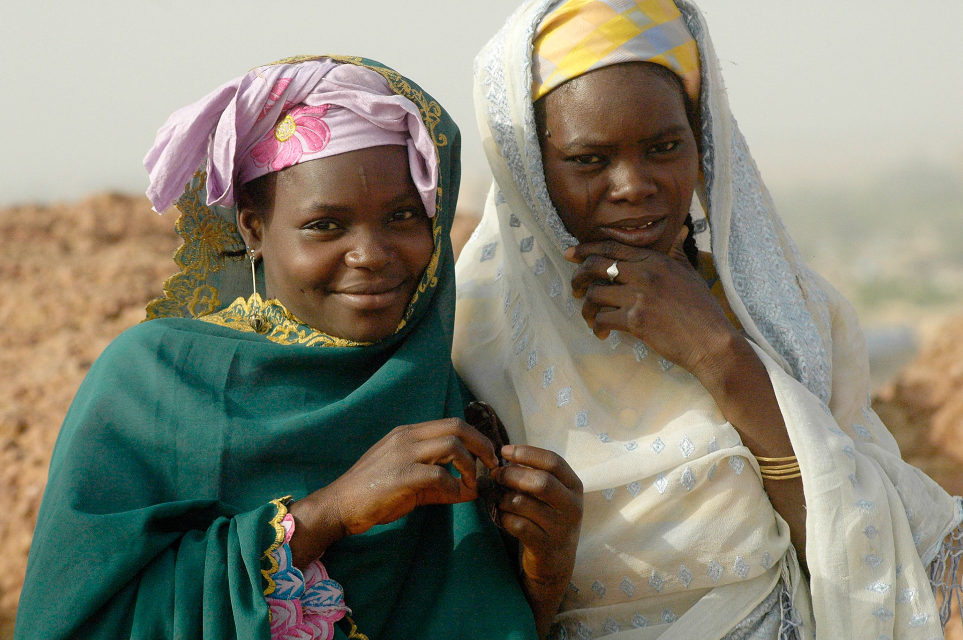 Twee Hausa vrouwen (een van de grootste stammenin Nigeria} met hun typische tattoo's en klederdracht. Kano (Nigeria) 13 april 2006