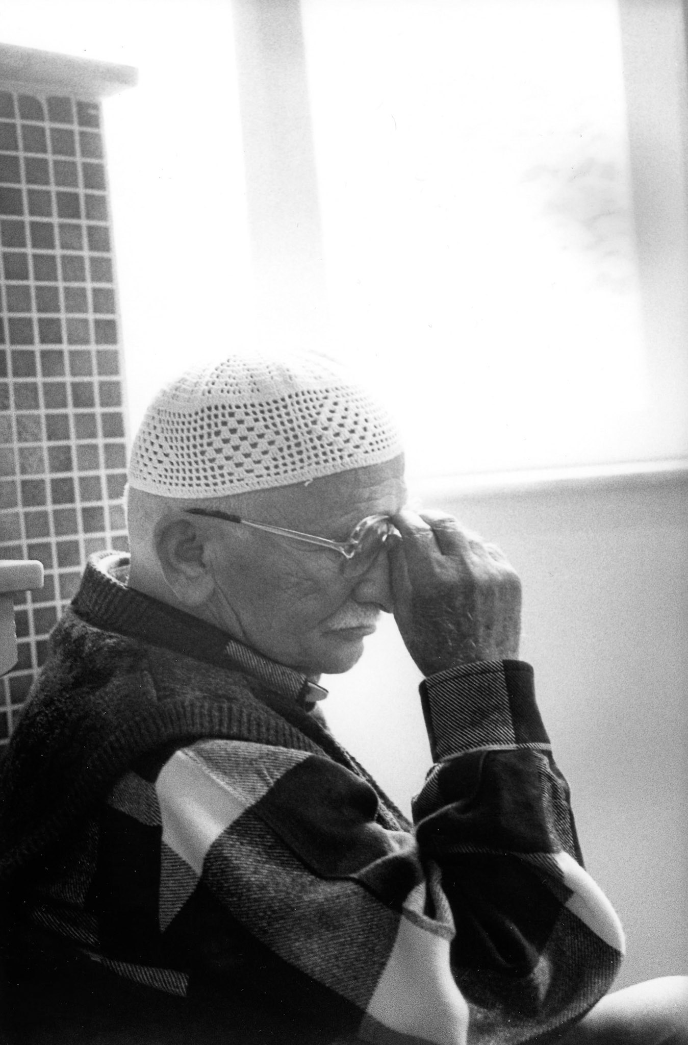 Man luistert aandachtig in moskee, Cheratte, sept. 2002. 
"Onder industrieele vleugels" Maassteden in Wallonie.