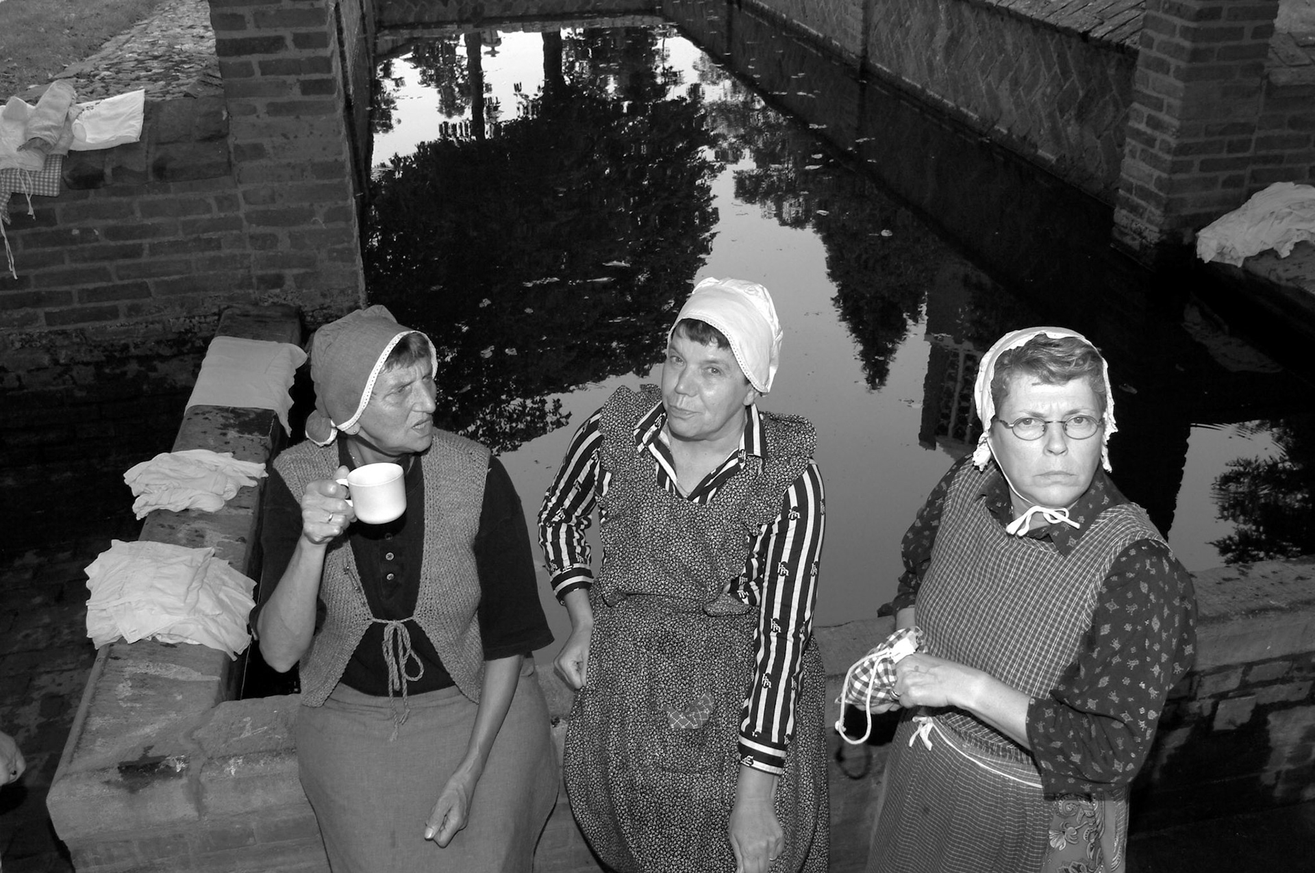 Historische wasdemonstratie op de oude wasplaats "De Sprunk in Baarlo, 18-7-2004