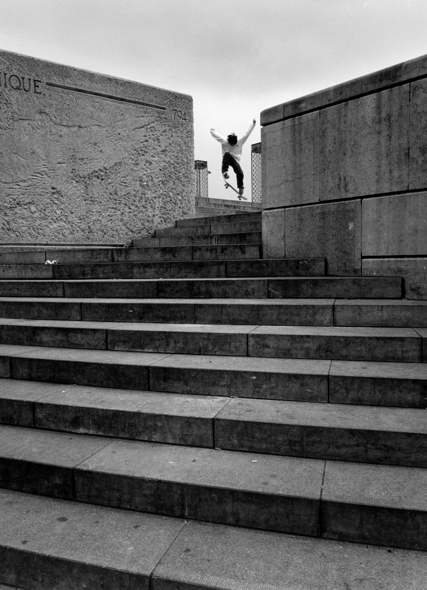 Scater maakt een sprong boven aan trap op Place Saint Lambert, Luik 2001