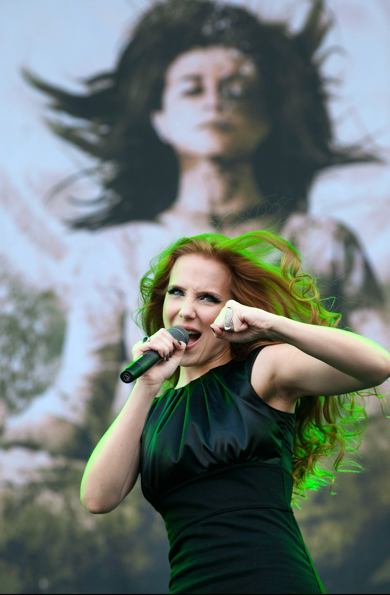 Epica zangeres Simone Simons live op Pinkpop, Landgraaf 28-5-2010