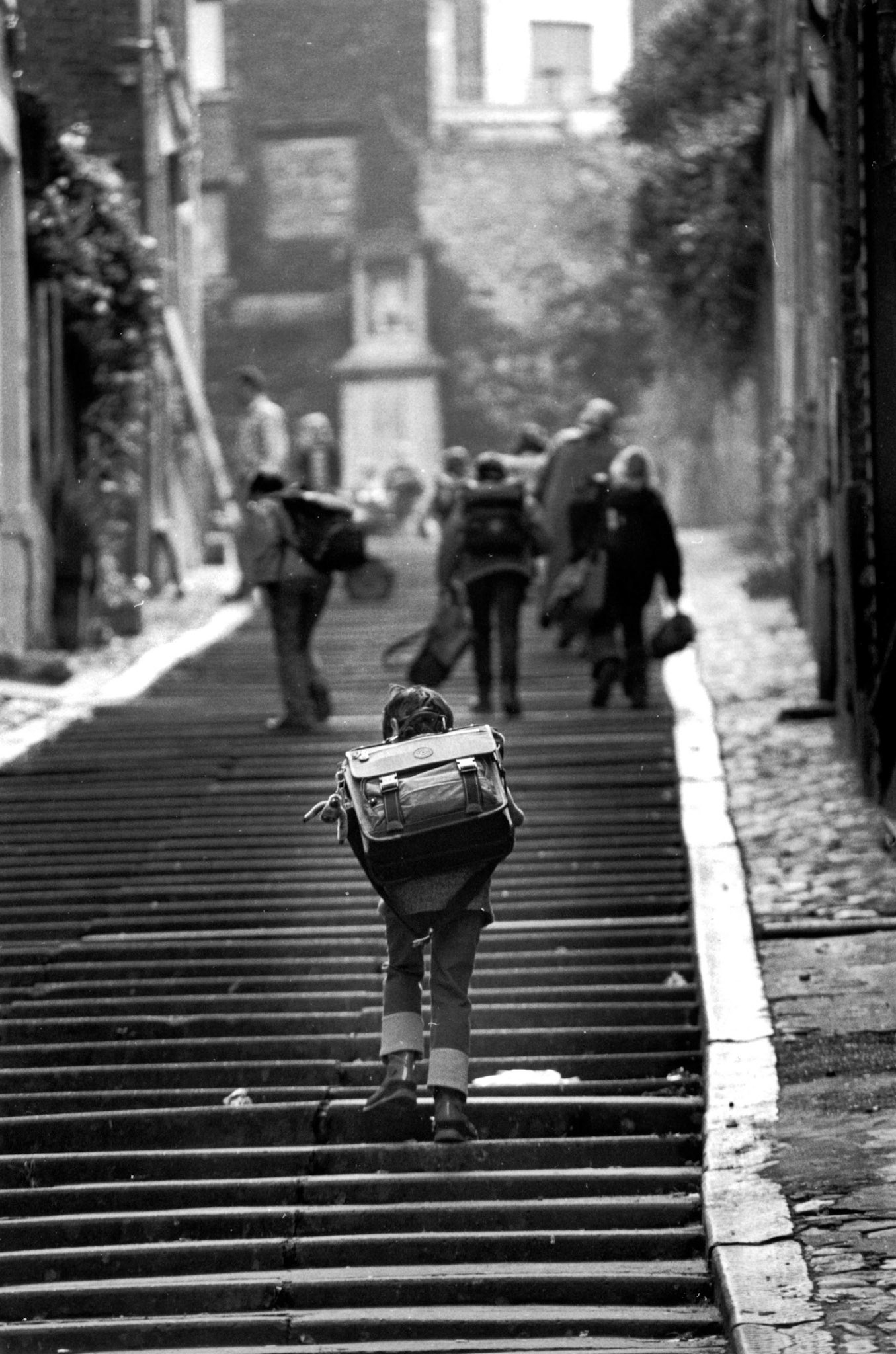 Schooljongen loopt de stijle trap op in Luik, 2001.