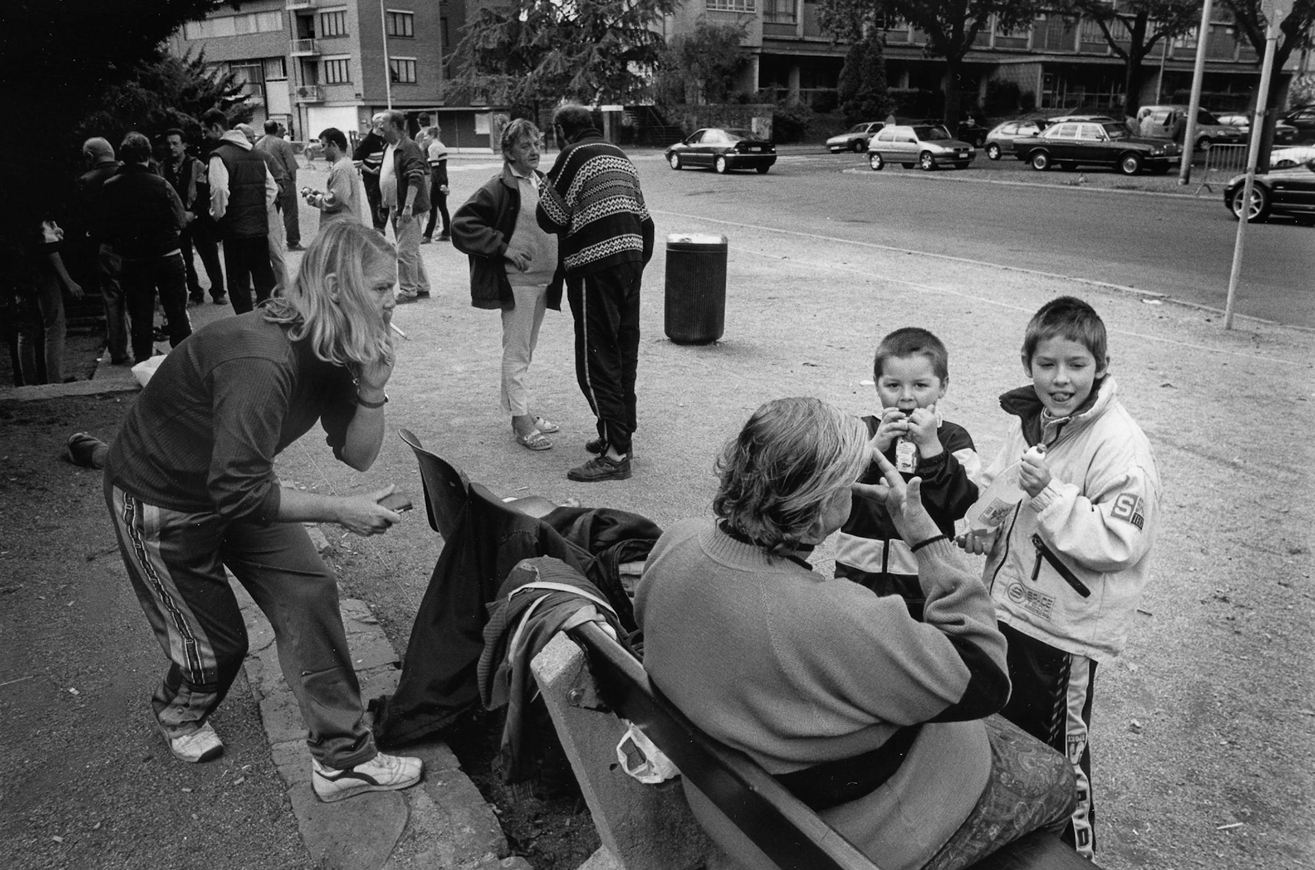 Een gezin bij een bankje op een zondagmiddag in Droixe, Luik, sept. 2002