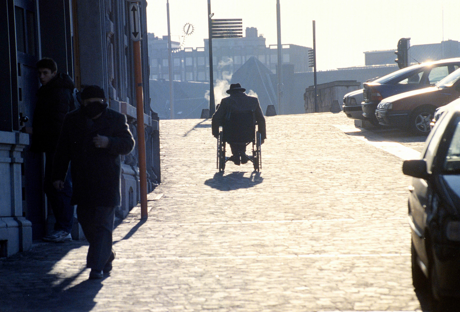 Man in rolstoel in Luik, februari 2003