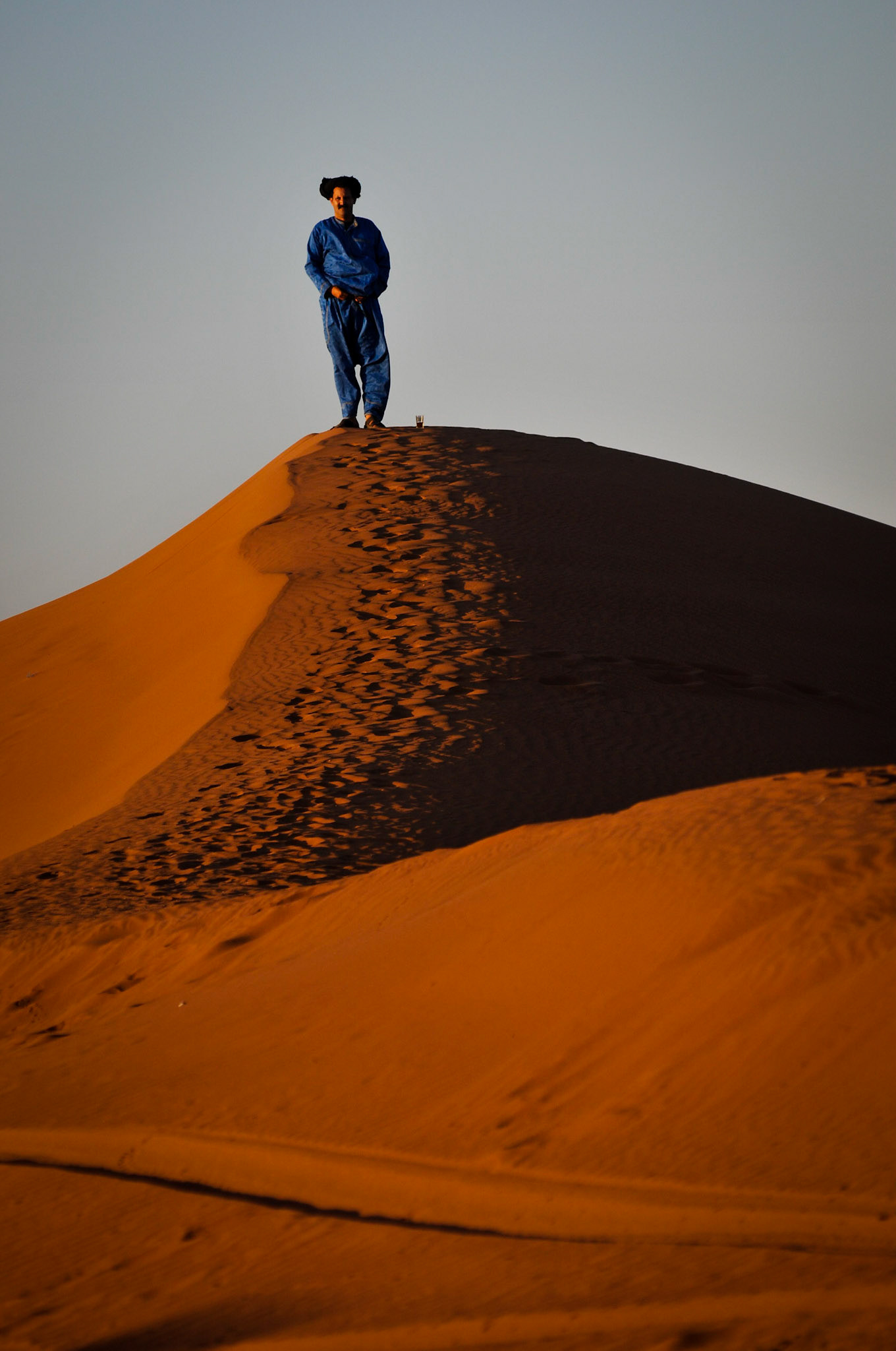 Ch'gaga kamp en zandduin in de Sahara waar we onder begeleiding van Mustafa getracteerd worden op een staaltje skieén in de Sahara. Marokko 2013