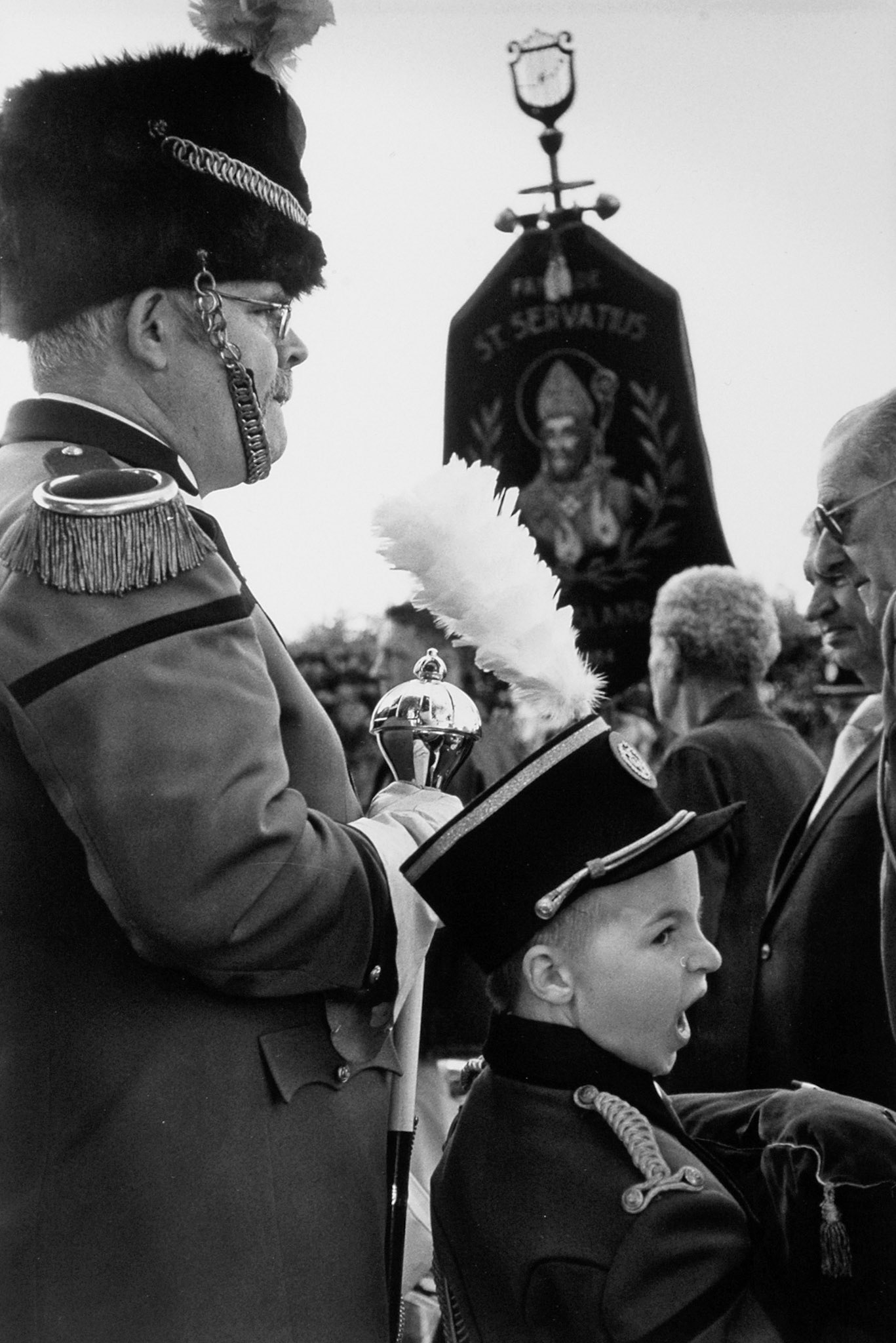 Gapende jongen tijdens Processie in de wijk Biesland, Maastricht 11-5-2003