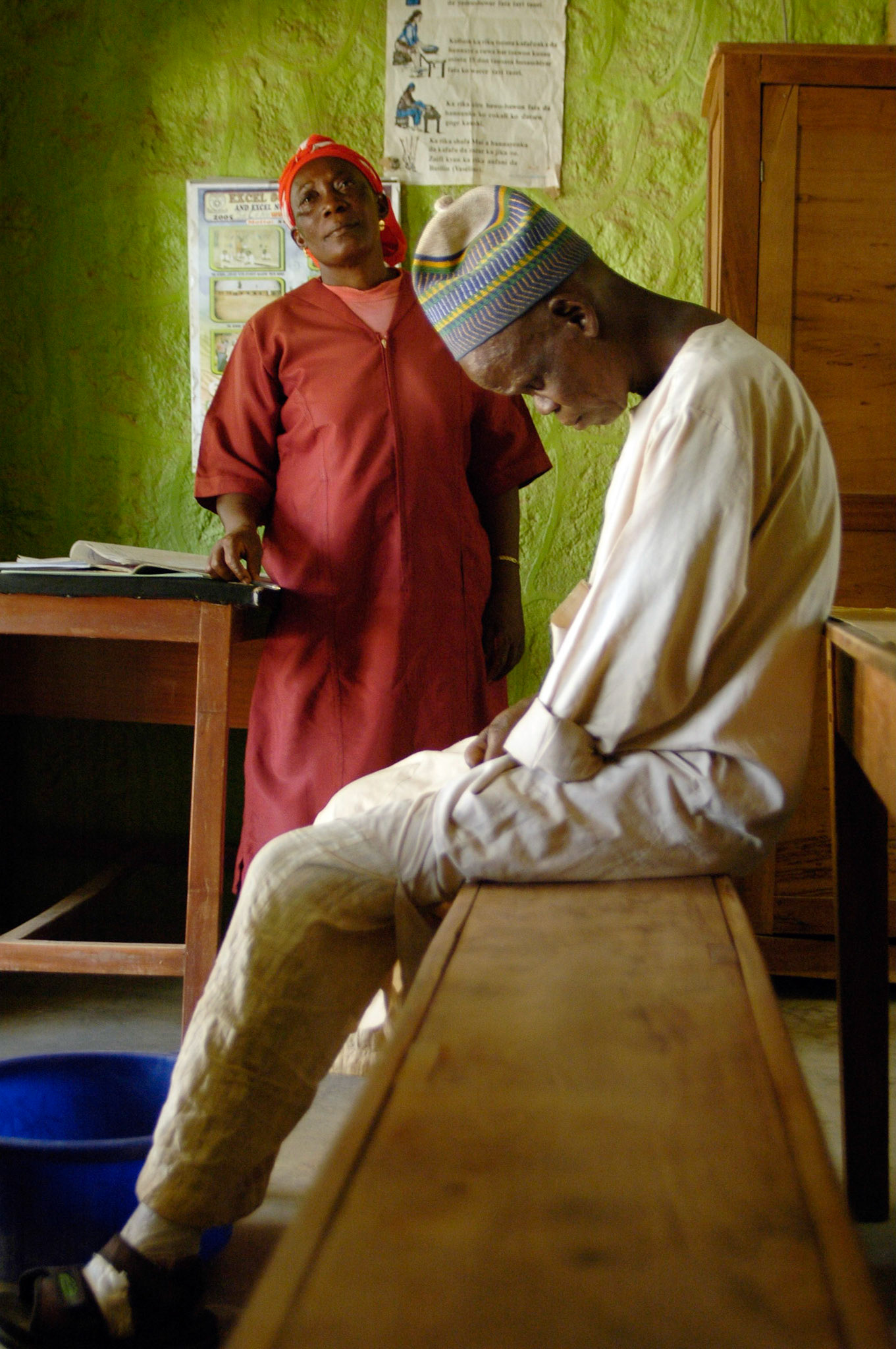 Lepra patient en behandelaar bij het NTBLTC Lepra en TBC hospital, Zaria (Nigeria) 11 april 2006