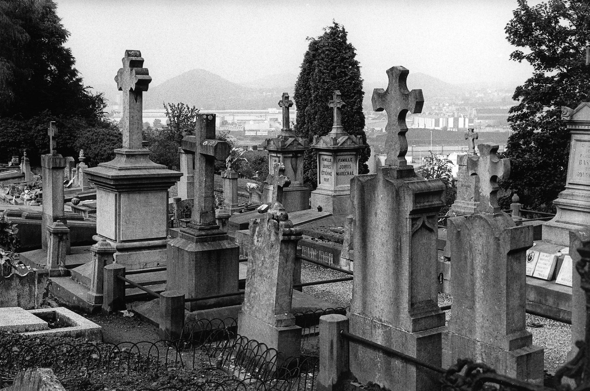 Begraafplaats met uitzicht op industrie.
"Onder industrieele vleugels"
Maassteden in Wallonie. Wandre, sept. 2002