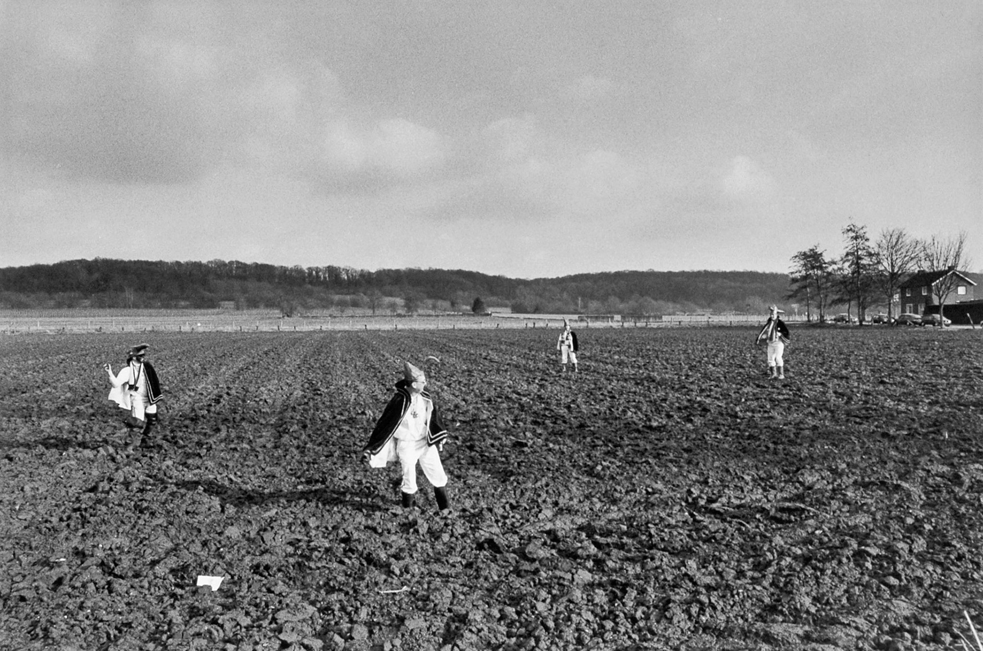 Een aantal carnavalisten besluiten modder te gooien in het veld tijdens de optocht tussen Rijckholt en Gronsveld op 3 maart 2003