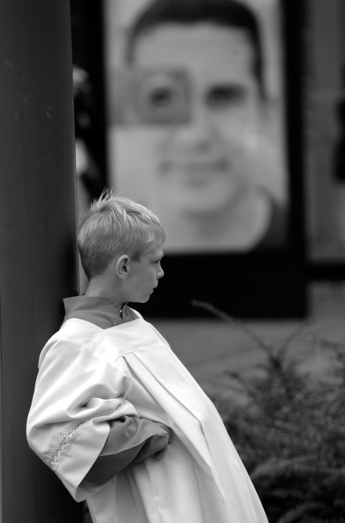 Wachtend op het begin van van de Heilidomsvaart in Maastricht. Eens in de  7 jaar vind deze processie plaats in de Limburgse hoofdstad, 4-7-2004