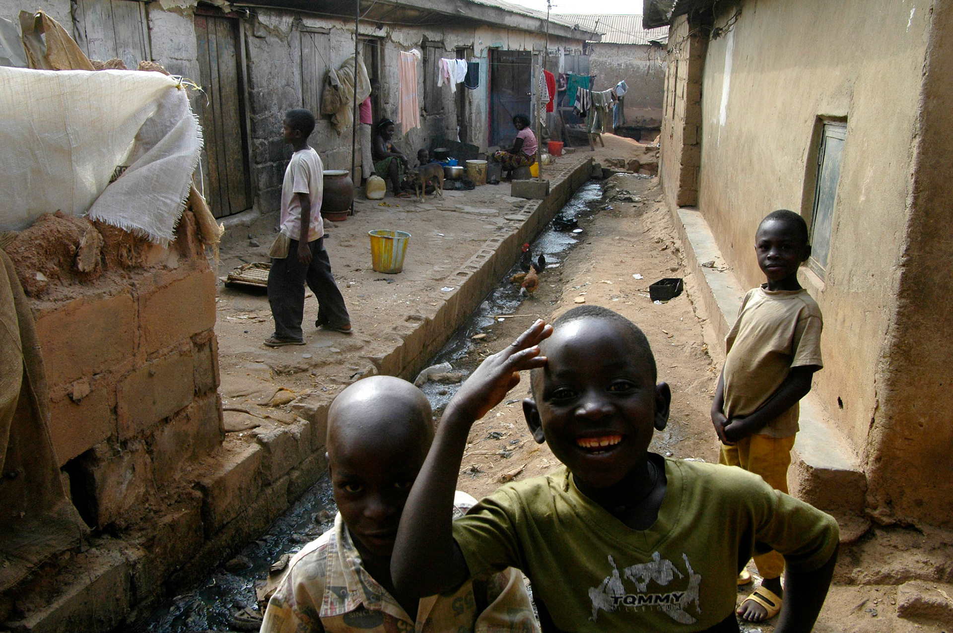 Een arme woonbuurt in Kaduna, open riool met daarnaast de buiten-keuken van de bewoners. (Nigeria) 15 april 2006