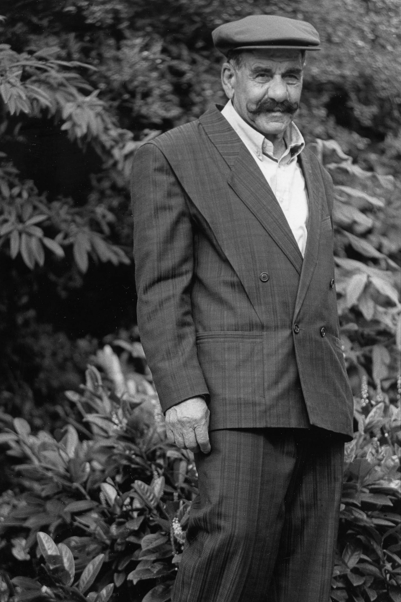 Man met grote snor. Luik, sept. 2002
"Onder industrieele vleugels"
Maassteden in Wallonie.