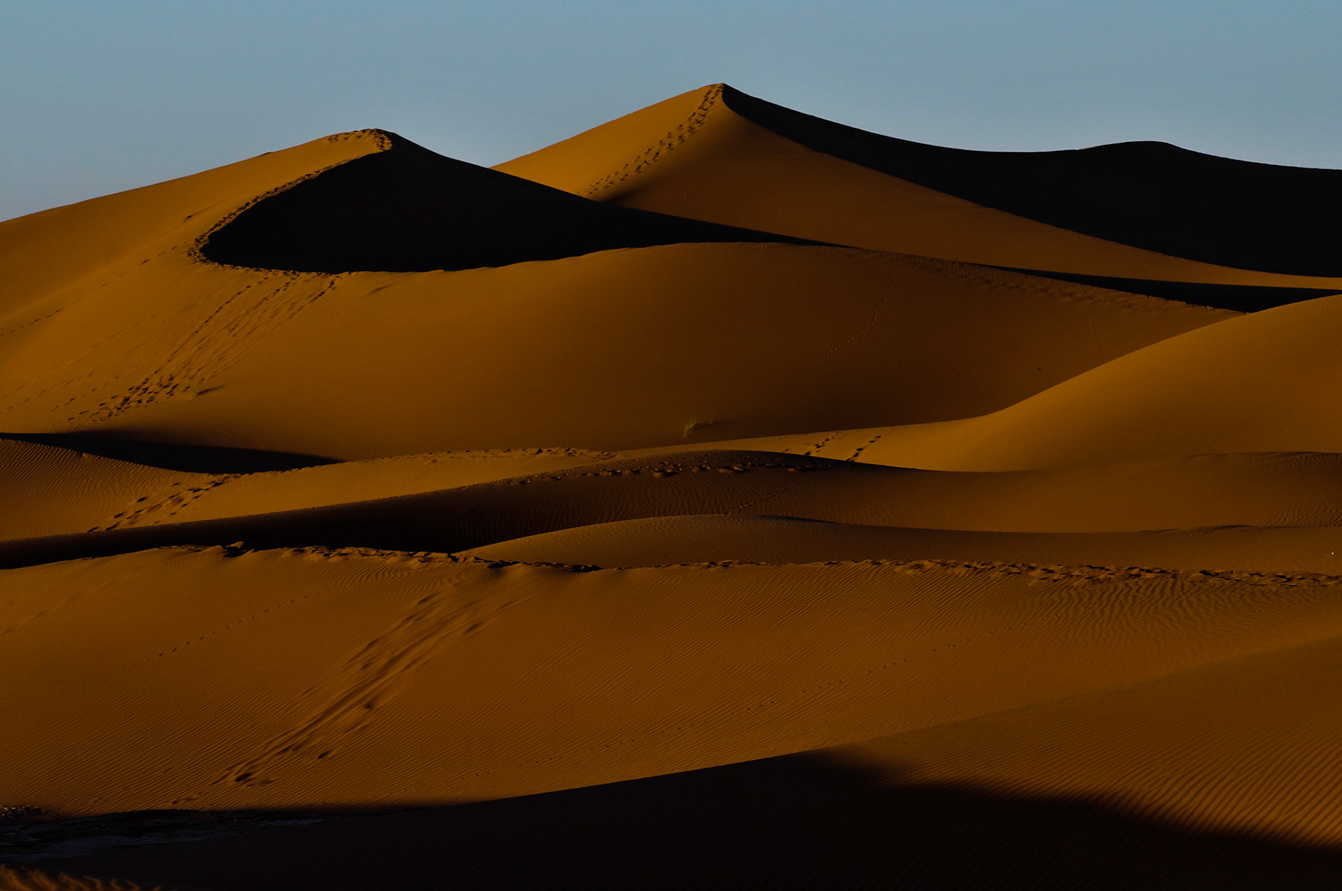 Ch'gaga kamp en zandduin in de Sahara waar we onder begeleiding van Mustafa getracteerd worden op een staaltje skieén in de Sahara. Marokko 2013