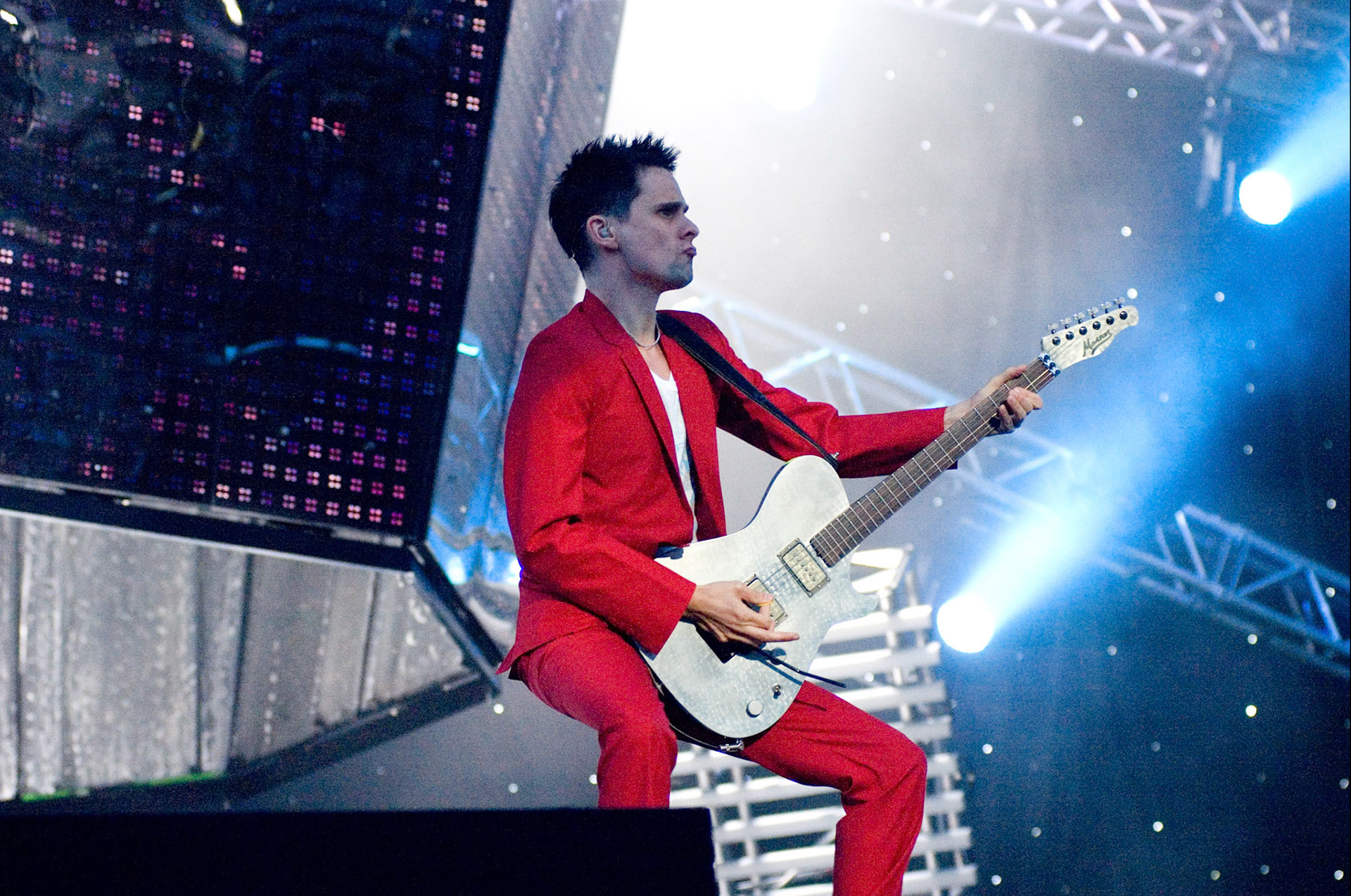 Muse zanger en gitarist Matthew Bellamy live tijdens Pinkpopfestival, Landgraaf 27-05-2007