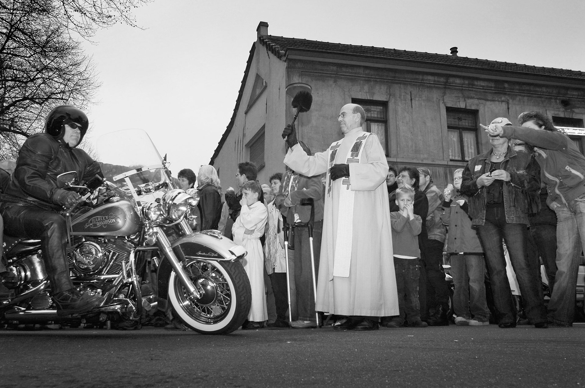 Motorzegening in Grubbenvorst, 17-4-2005. Na een openlucht mis waarbij alle moteren verzameld zijn op het Past. Vullinghsplein, worden de motoren gestart en begint de pastoor de motoren en hun berijders te zegenen.