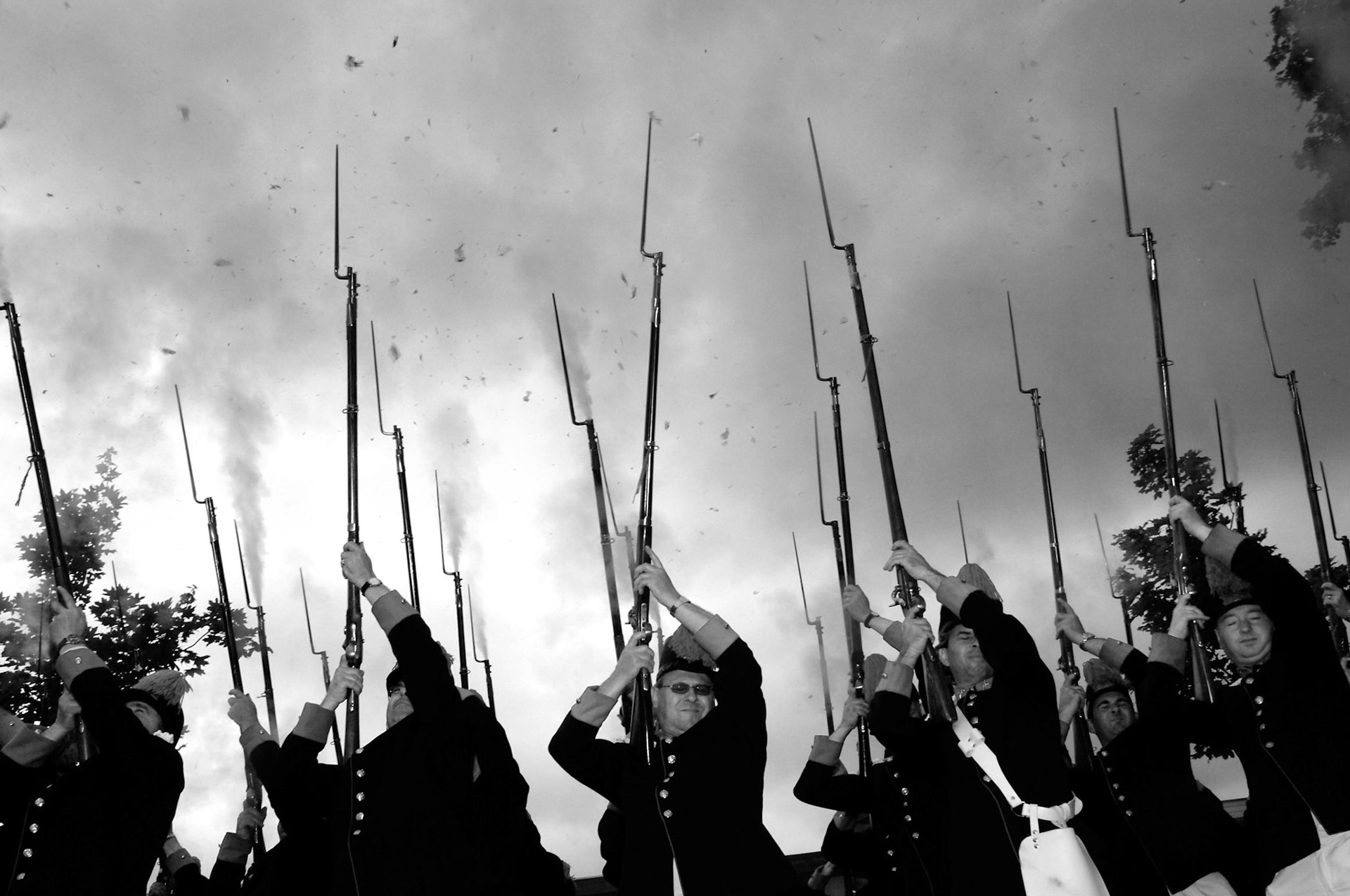 Vuursalvo van de schutterij tijdens de "Groete Broonk" processie van Gronsveld en Rijckholt op zondag. Rijckholt 13-6-2004