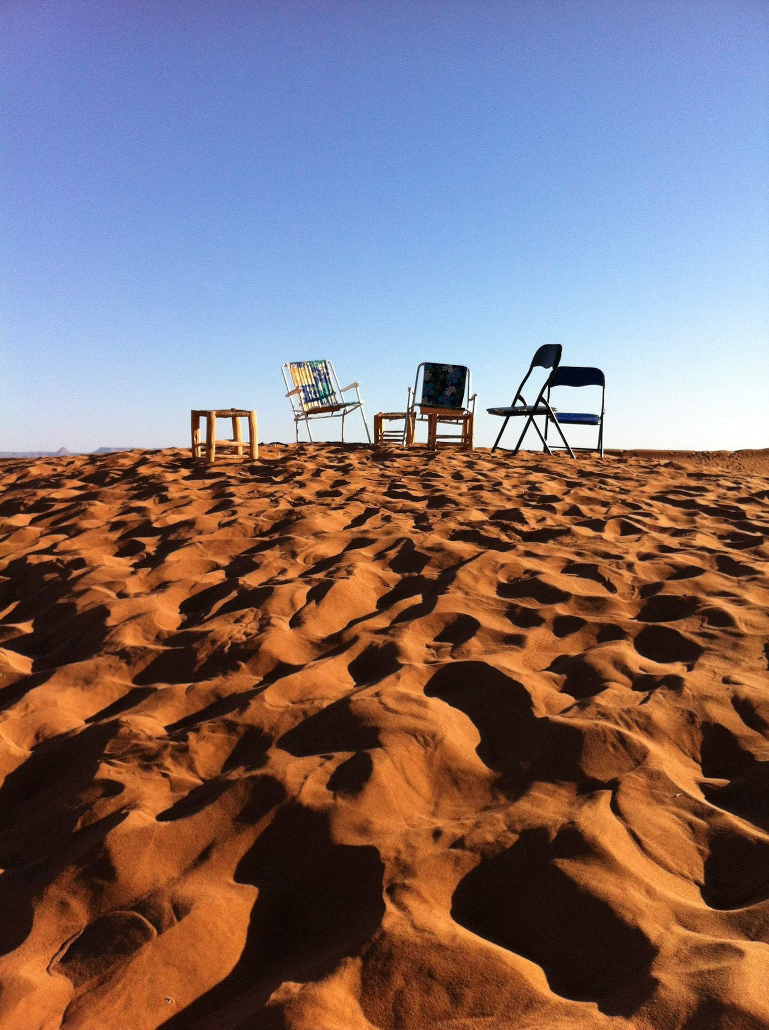Deze tuinstoelen werden door de gidsen en chaufeurs gebruikt in de Sahara terwijl wij op matrassen in het zand zaten, Marokko 2013