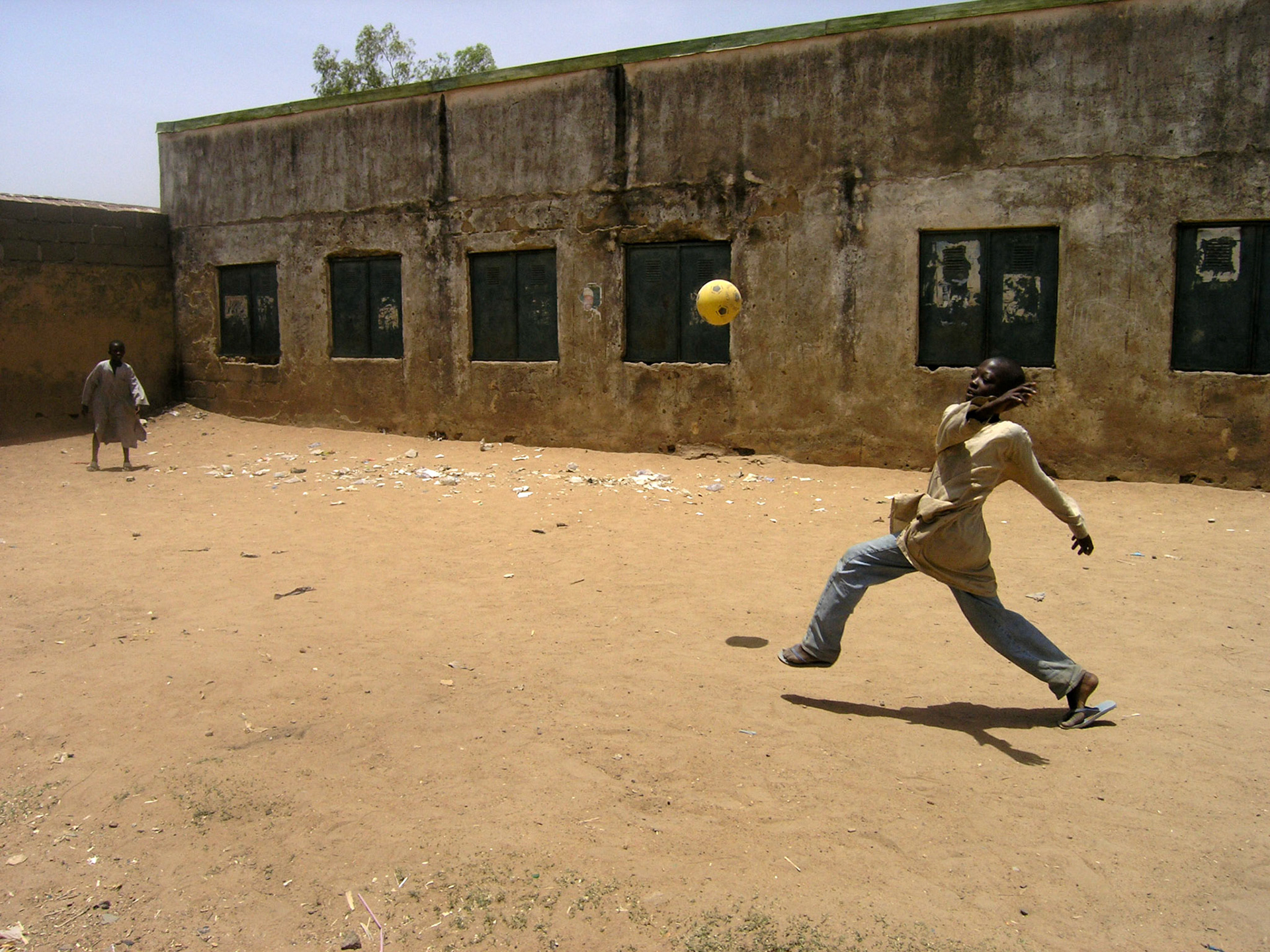 Twee jongens spelen voetbal op straat, Nigeria, Kaduna 9 april 2006