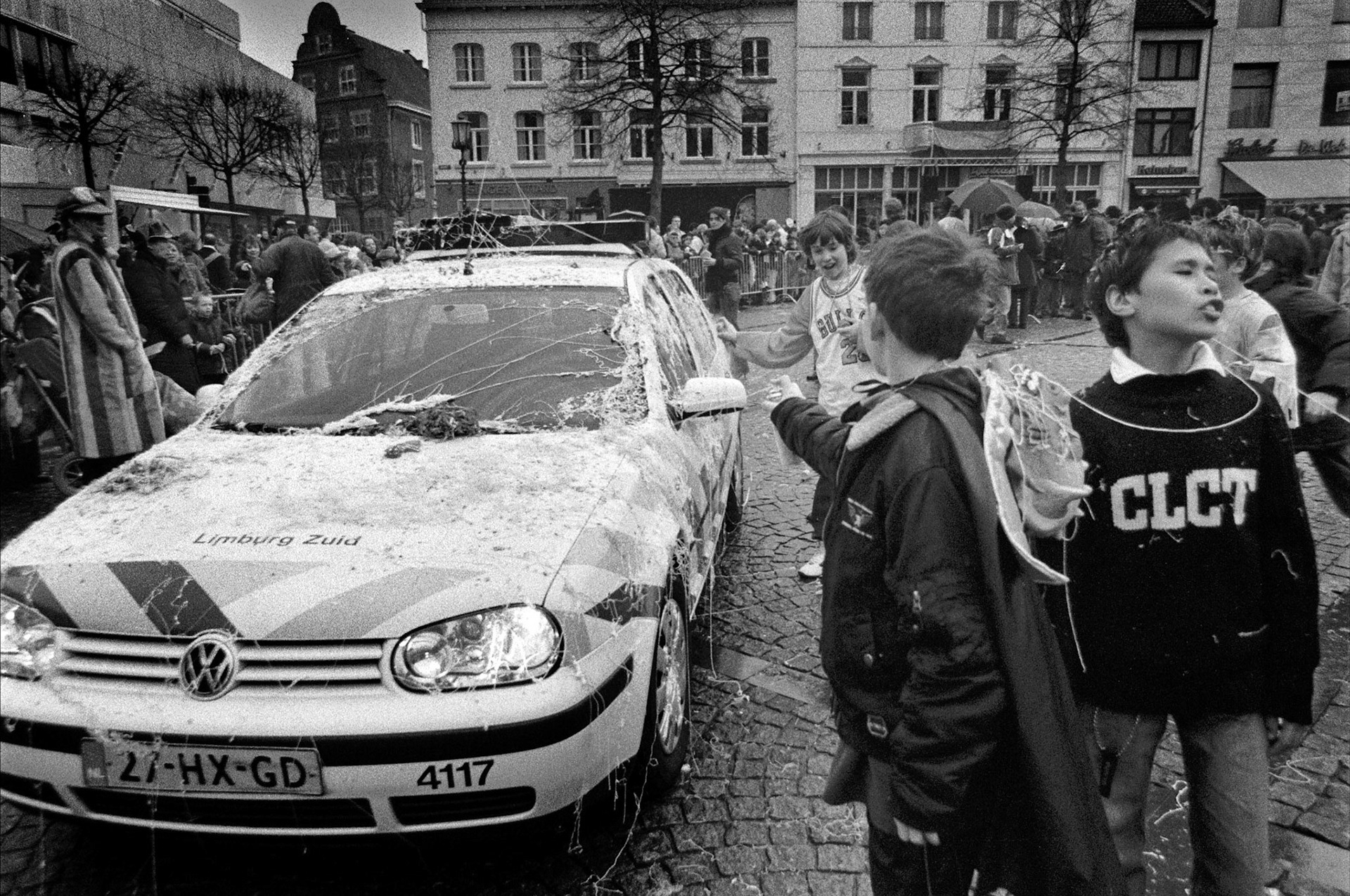 Kinderen spuiten confettieslierten op politie auto tijdens de carnavalsoptocht in Sittard, 30-1-2005.