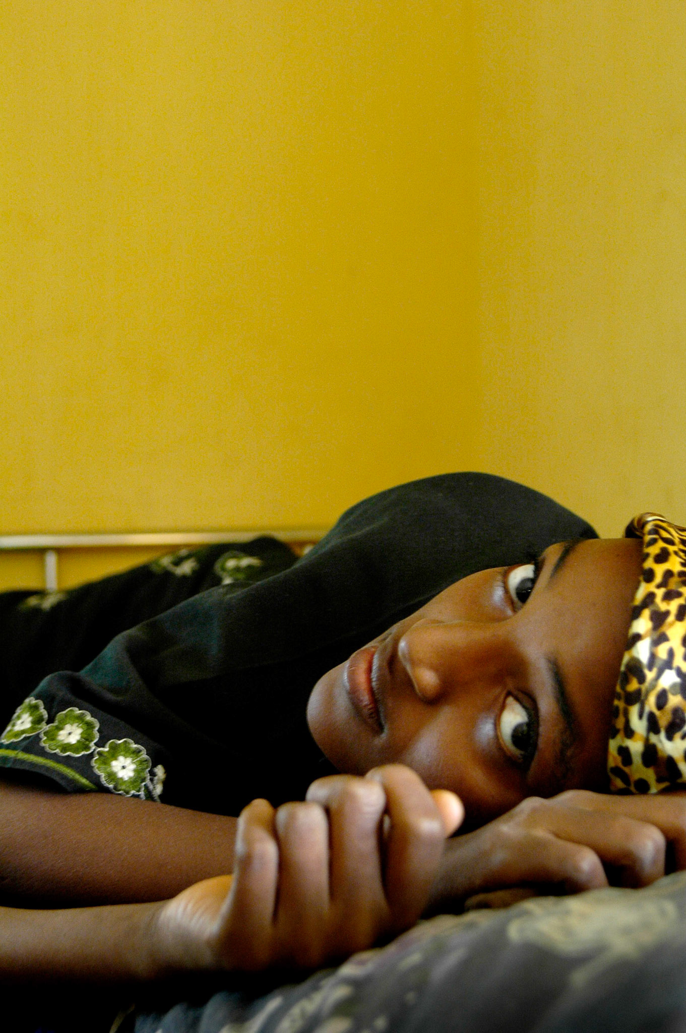 Jonge vrouw met TBC ligt op bed in het NTBLTC Lepra en TBC hospital, Zaria (Nigeria) 11 april 2006