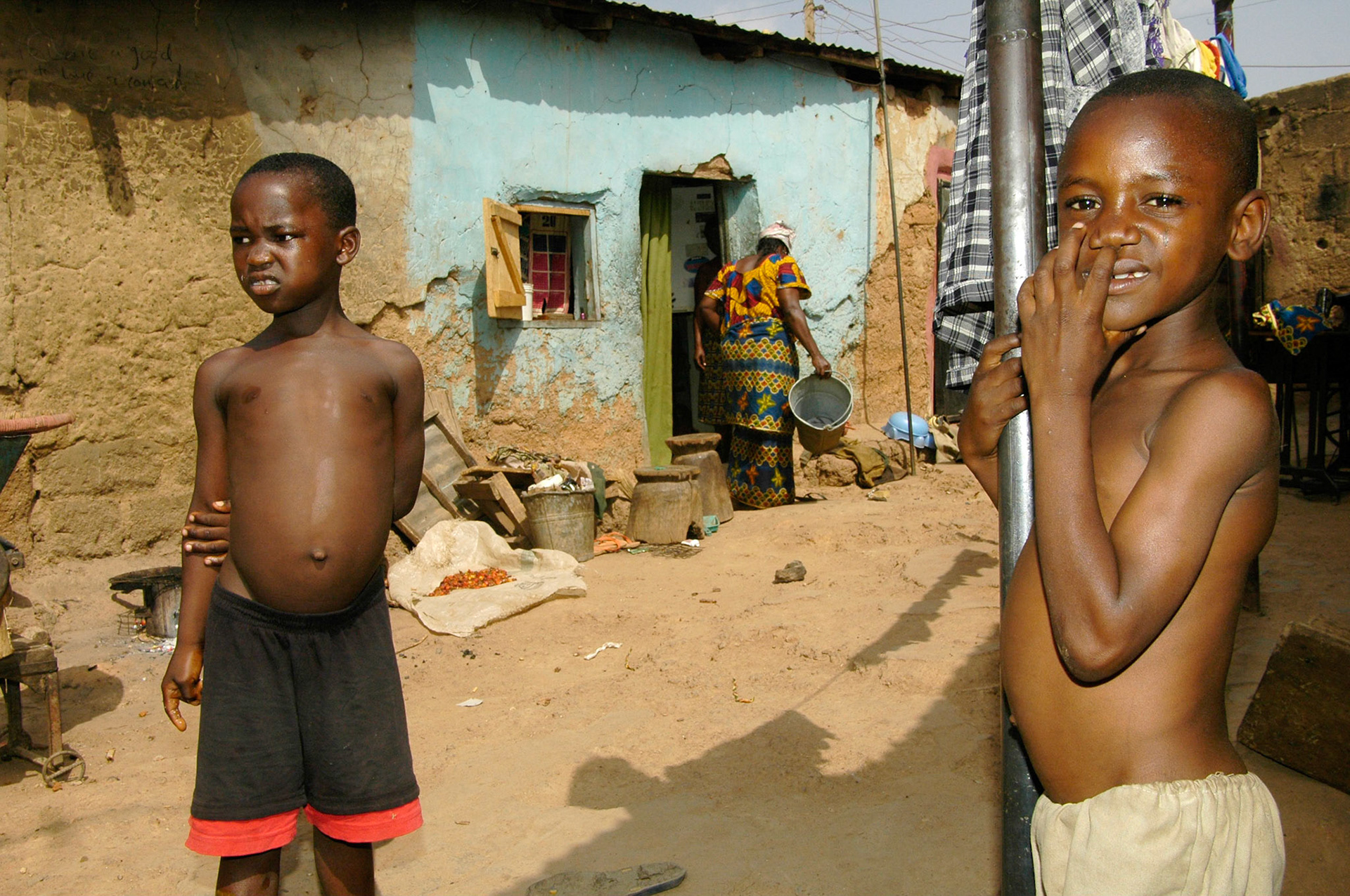 Straatbeeld met kinderen in een compound van Kaduna (Nigeria) 15 april 2006