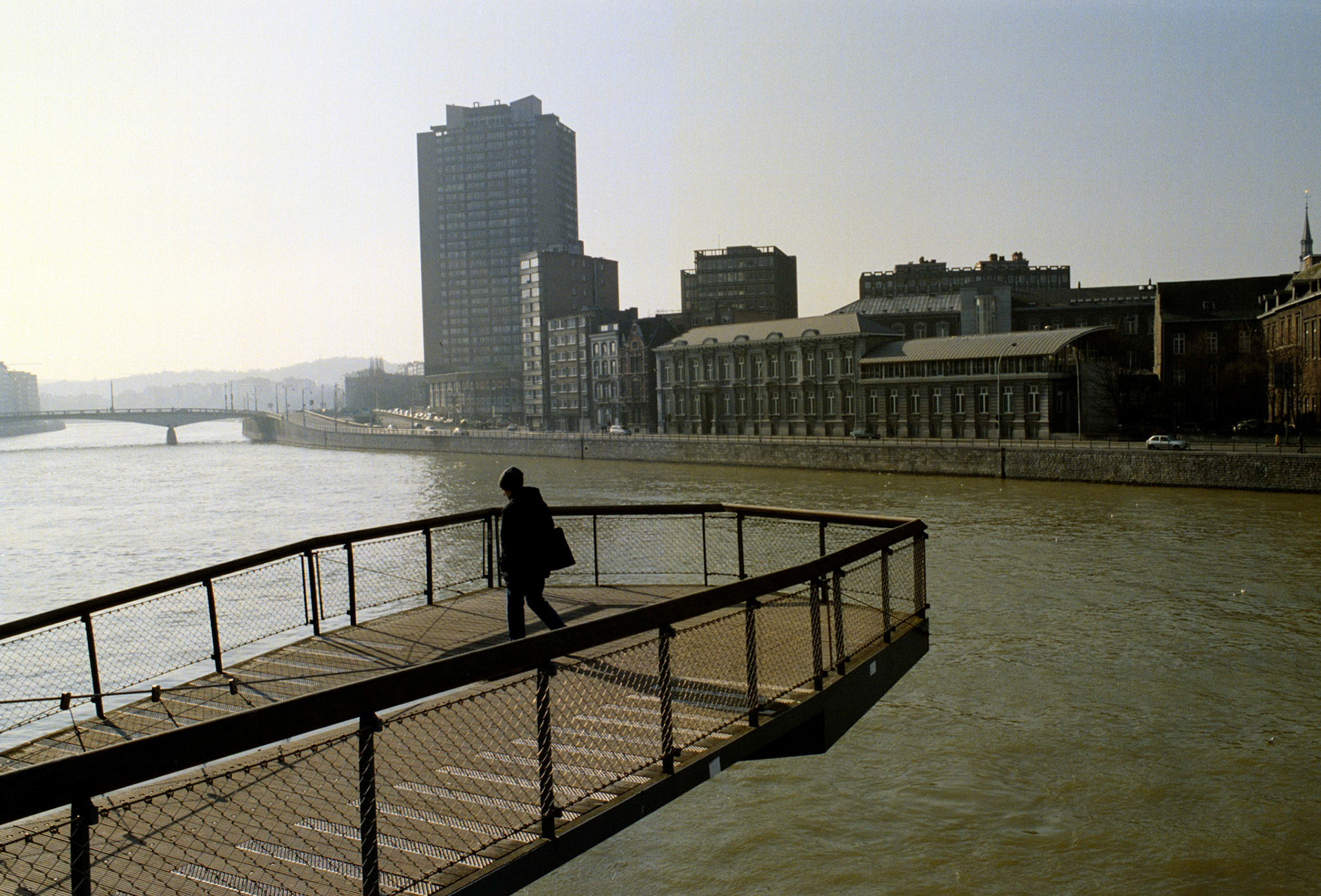 Voetgangersbrug tussen Outres Meuse en centrum, Luik feb. 2003.