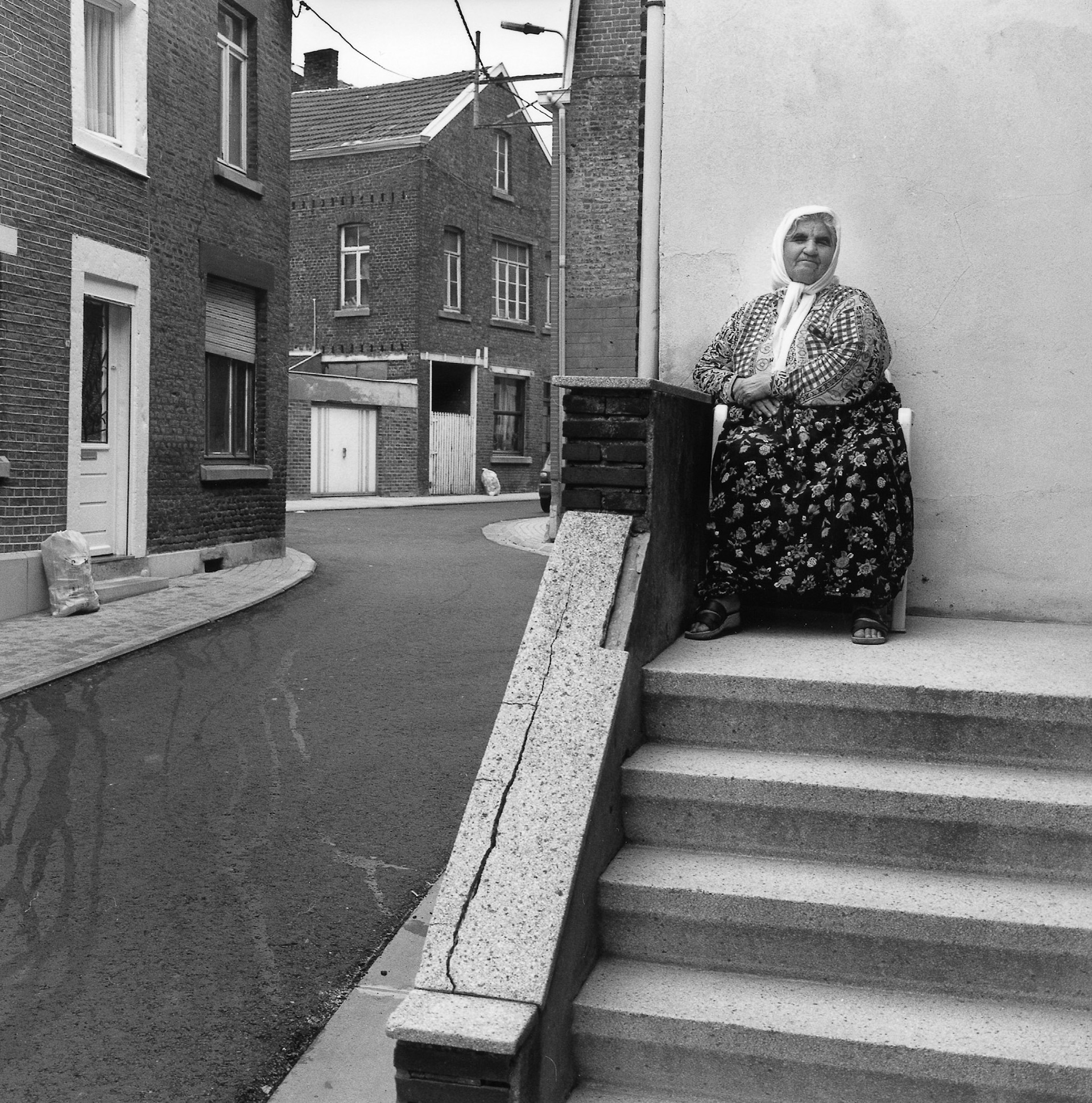Turkse vrouw op haar terras in Cheratte, Aug. 2002 "Onder industrieele vleugels" Maassteden in Wallonie.