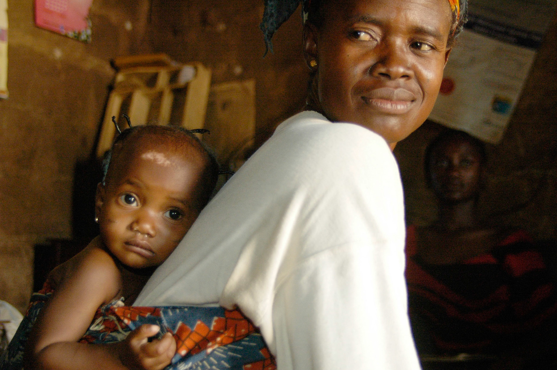 Moeder en kind in hun huis in Kaduna (Nigeria) 15 april 2006