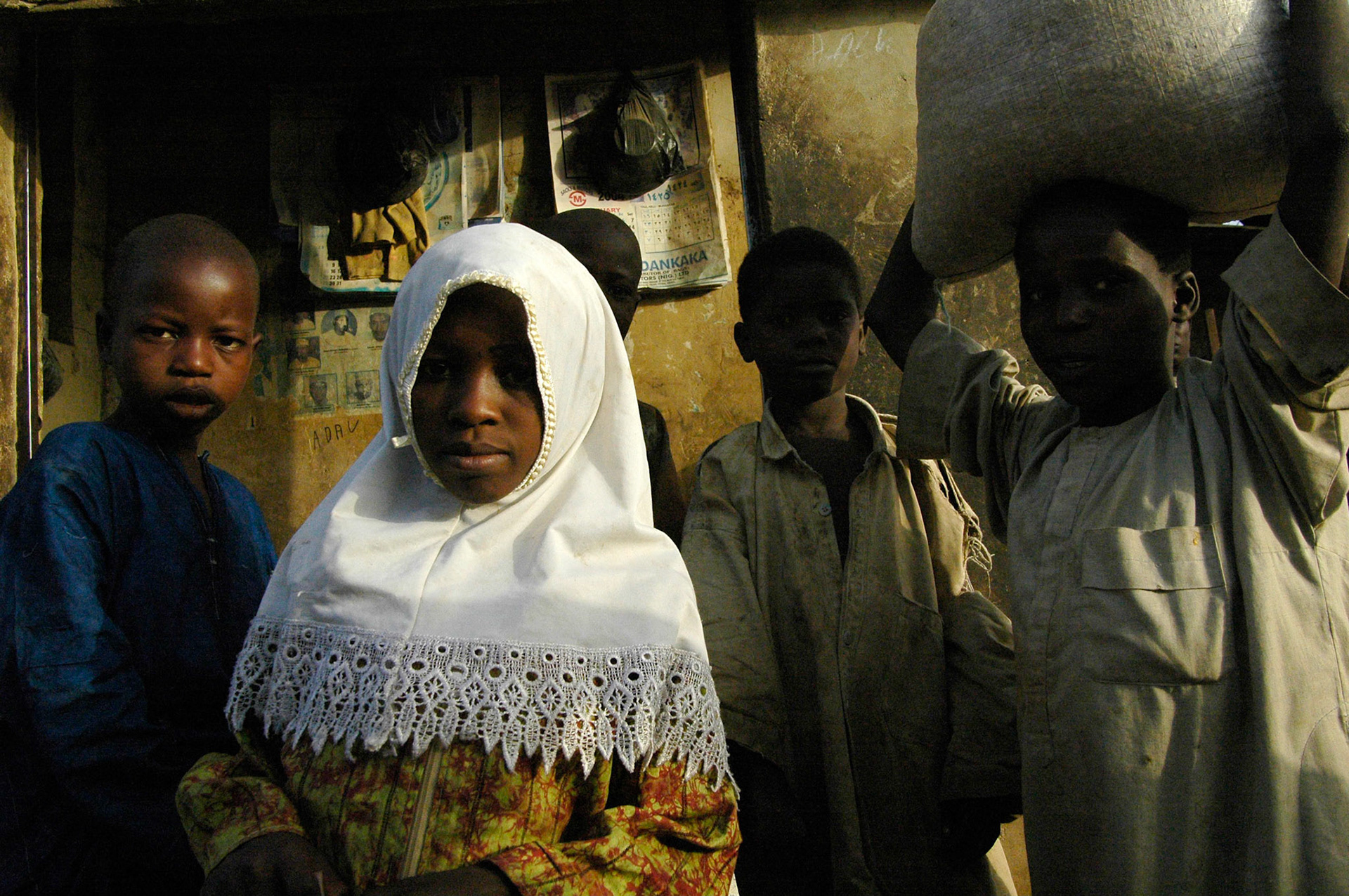 Straatbeeld met kinderen in Zaria (Nigeria) 11 april 2006