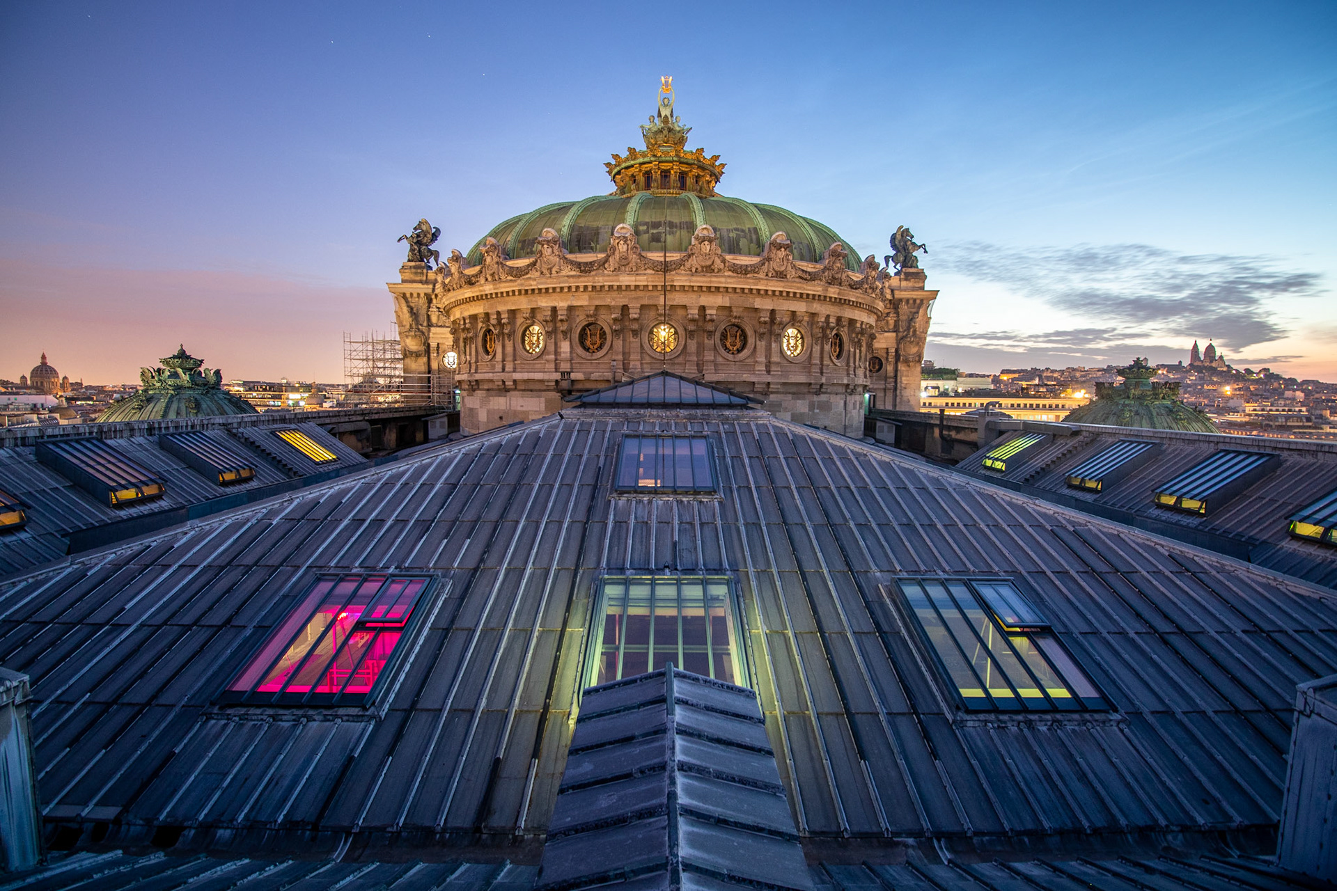 et le Palais s'éveillait 
