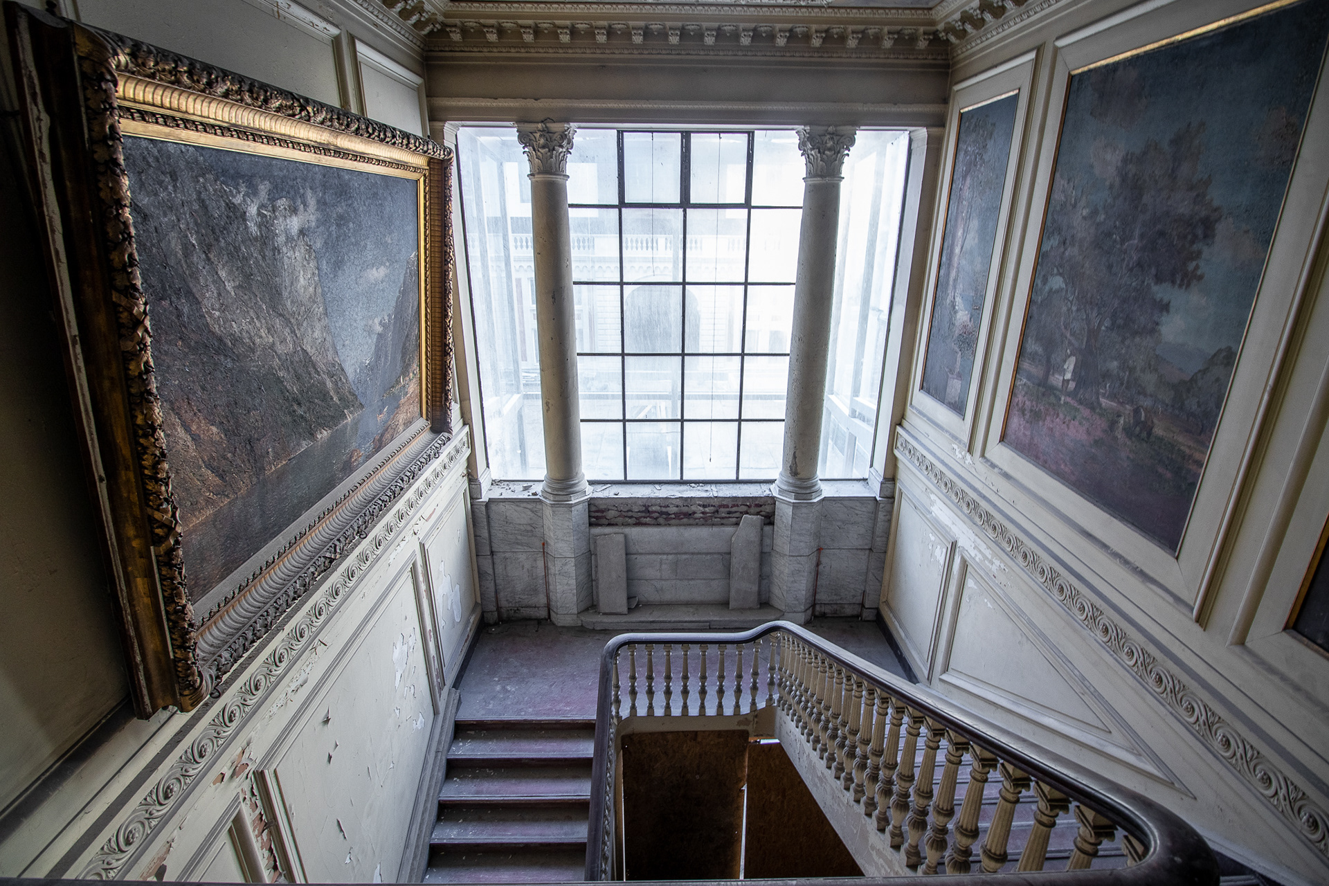 Tableaux d'antan et tapisserie jaunie