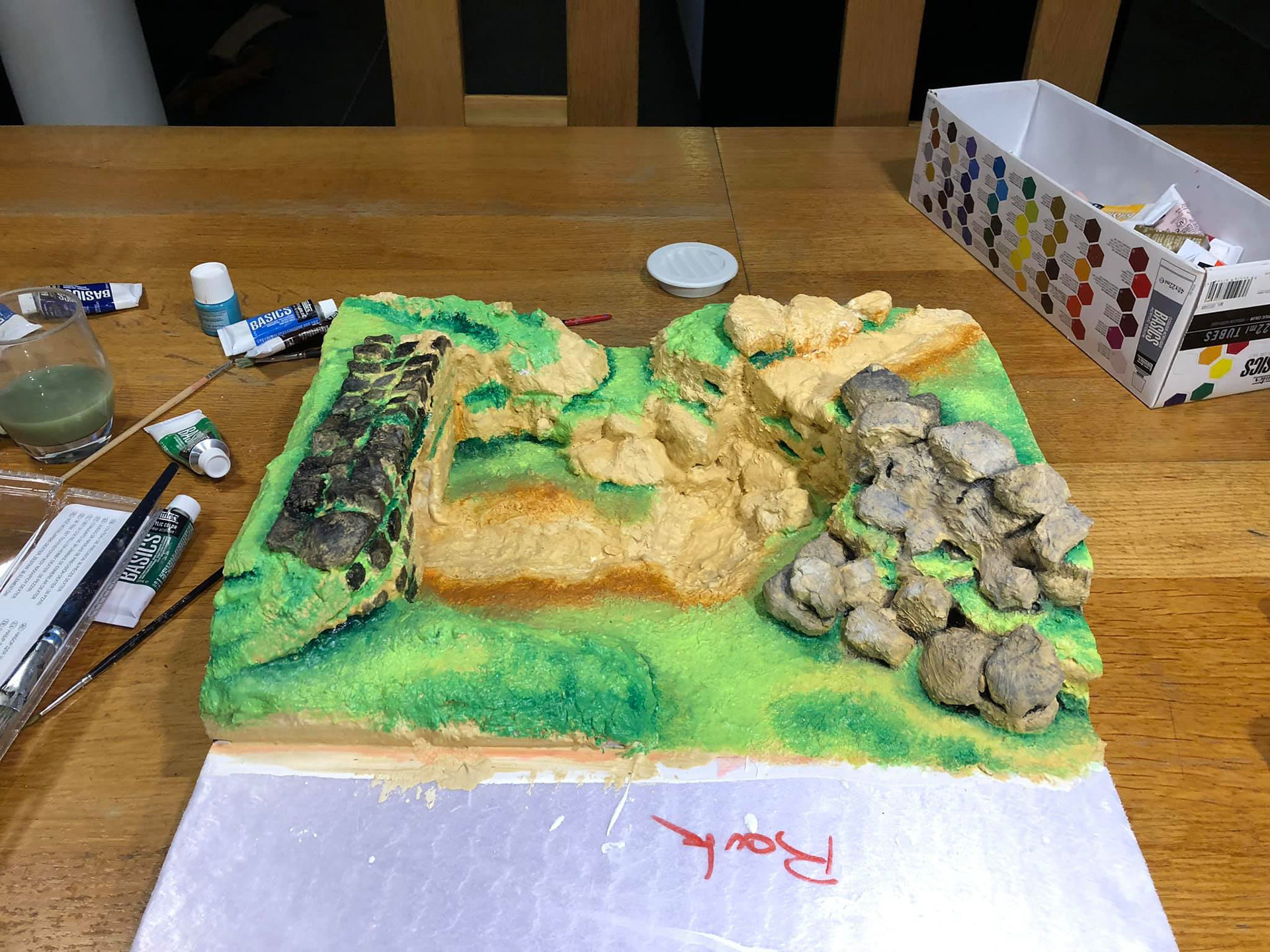 Une fois sec, première couche de peinture et recherche de texture, de relief.
