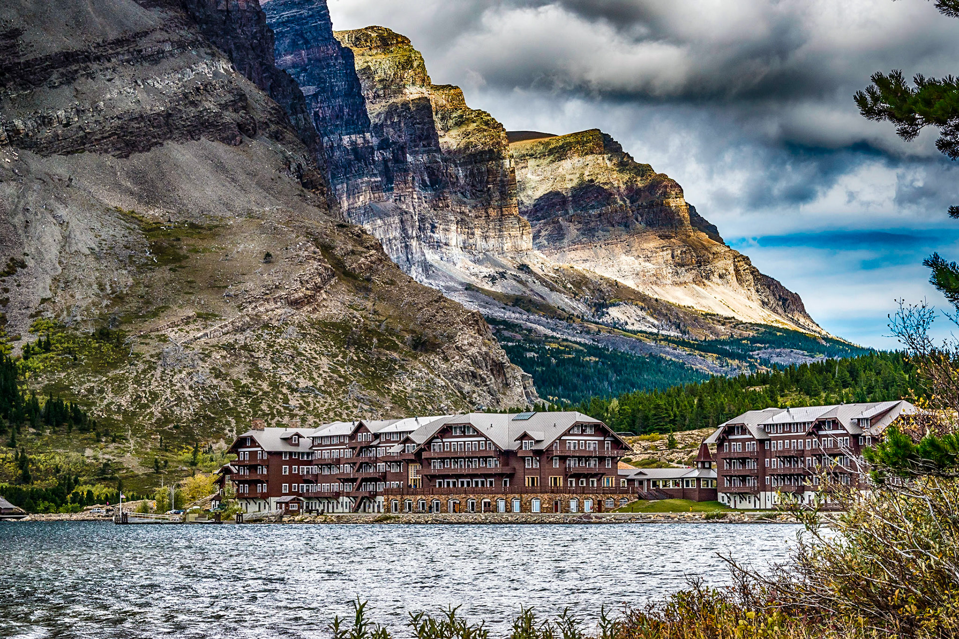 Many Glaciers Lodge
