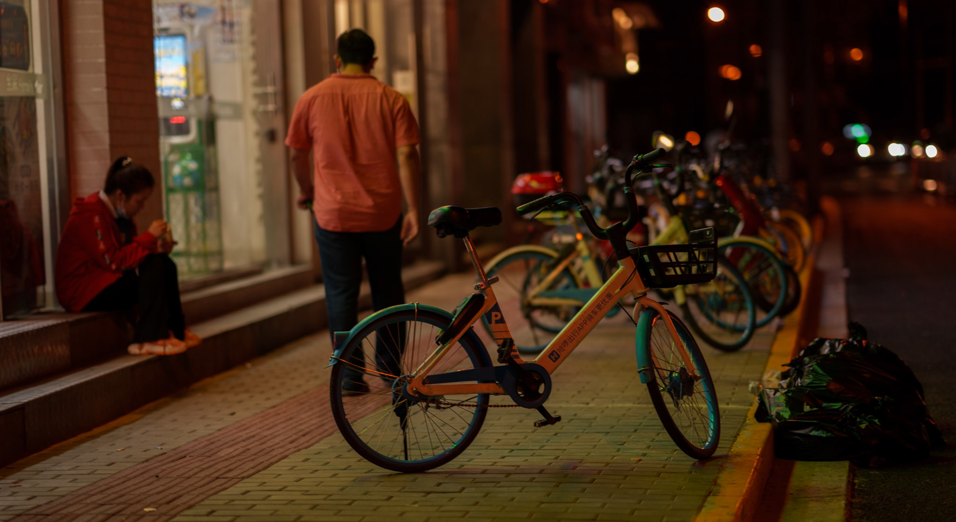 Why I found her, she is eating and sitting in front of a convenience stores. So enjoy the food makes me feel that I should chairish life.