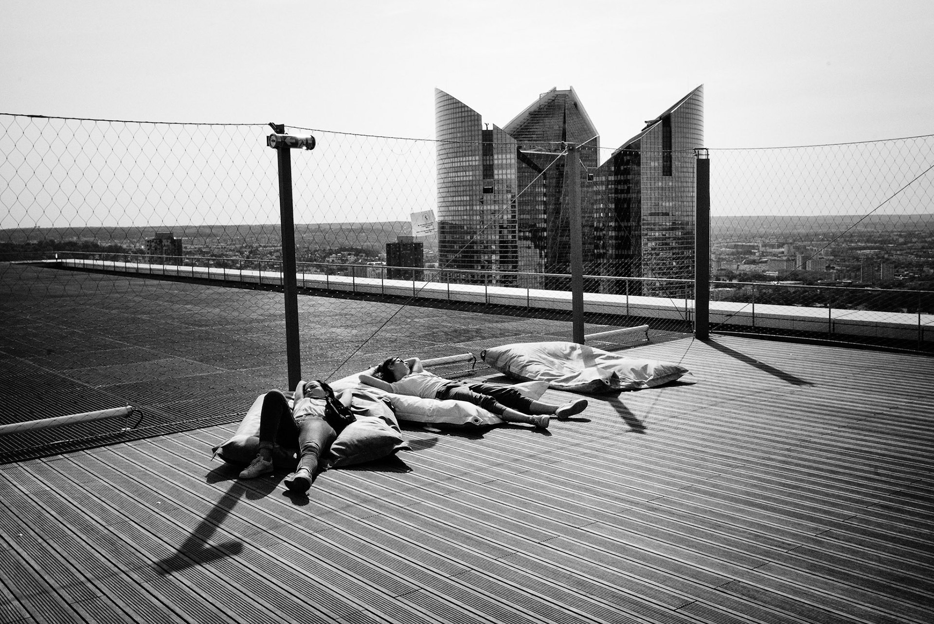 Summer rays on top of la Grande Arche, La Défense. Paris