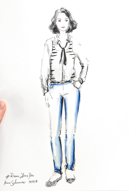 Eine handgezeichnete Modeillustration die eine stehende Frau zeigt.  Sie hat schwarze, etwas lockige Haare die bis zum Kinn reichen. Sie trägt eine blaue Jeans, schwarze Ballerinas und eine Bluse, darunter ein schwarz-weißes Ringelshirt. Der Look zeigt ein Outfit das von der Modemarke RIANI kreiert wurde. Die Mode Skizze wurde von der Illustratorin Anna Schwarzer für einen RIANI Event in Münster im LEY´s gezeichnet.  Fashion illustration showing a woman standing wearing blue jeans, a blouse with a striped shirt underneath in black and white. She has black curly hair. The look is an outfit created by the fashion brand RIANI. The illustration was created by illustrator Anna Schwarzer for an RIANI event at LEY´s in Muenster.