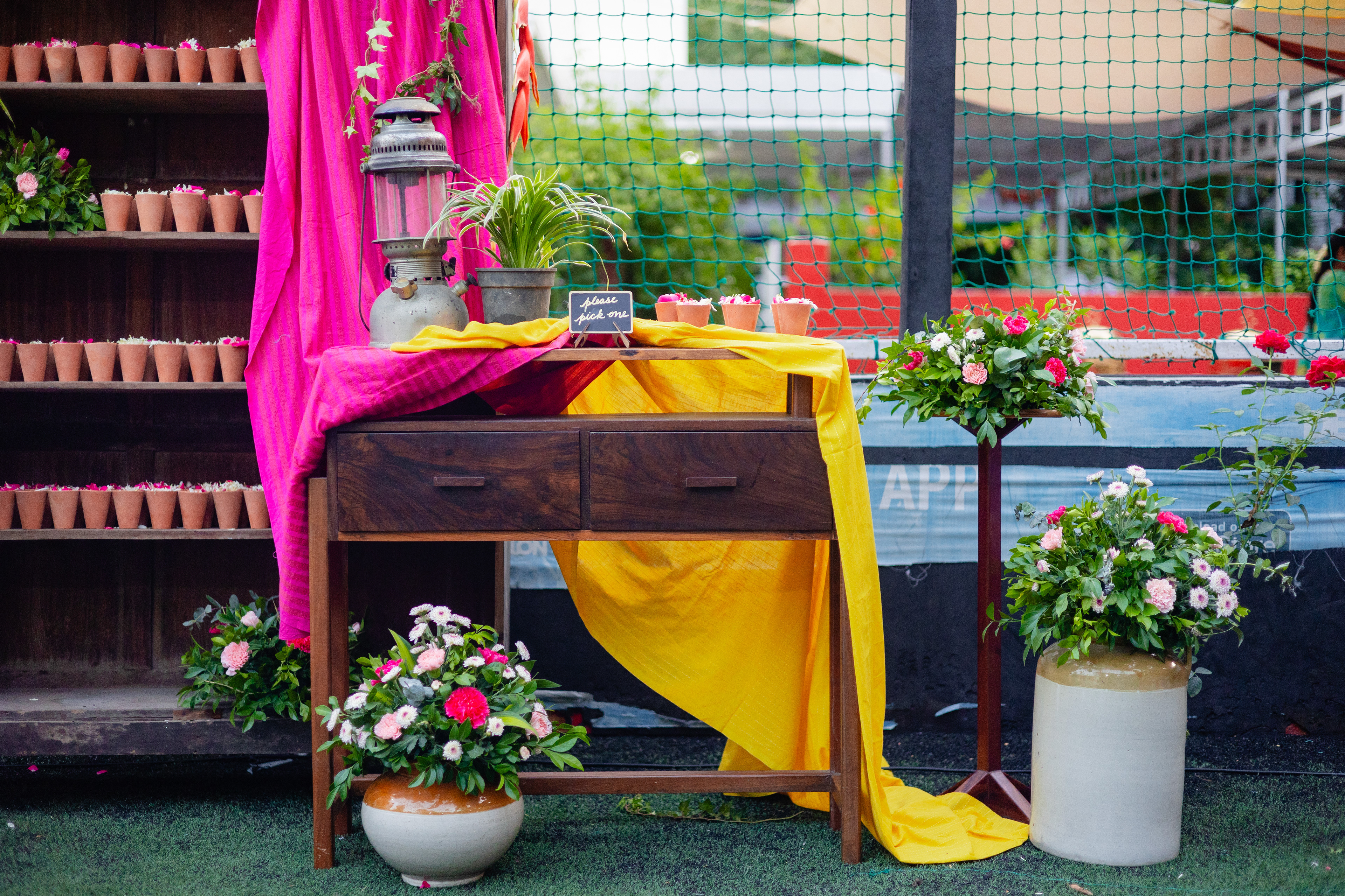 Upon entering the venue, a corner was designed for the guests to pick up a terracotta cup filled with confetti petals.