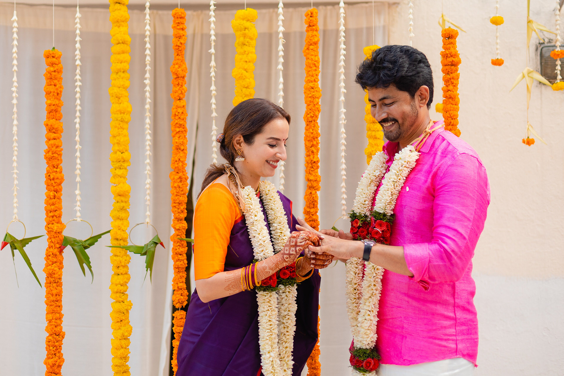 The intimate wedding at KK’s terrace had flowers in bright, joyful colours, with a pair of simple off-white mul curtains forming the backdrop.