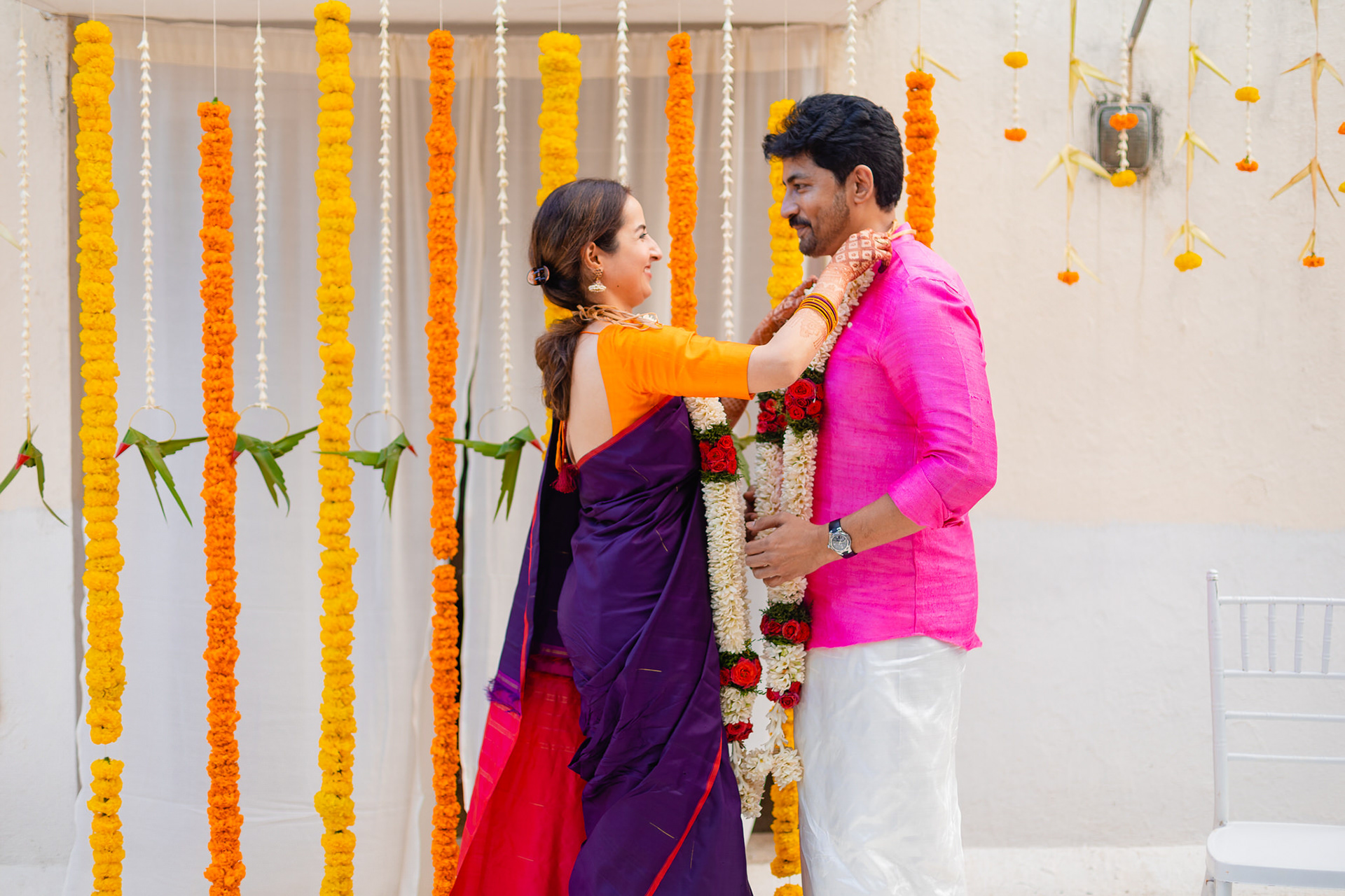The intimate wedding at KK’s terrace had flowers in bright, joyful colours, with a pair of simple off-white mul curtains forming the backdrop.