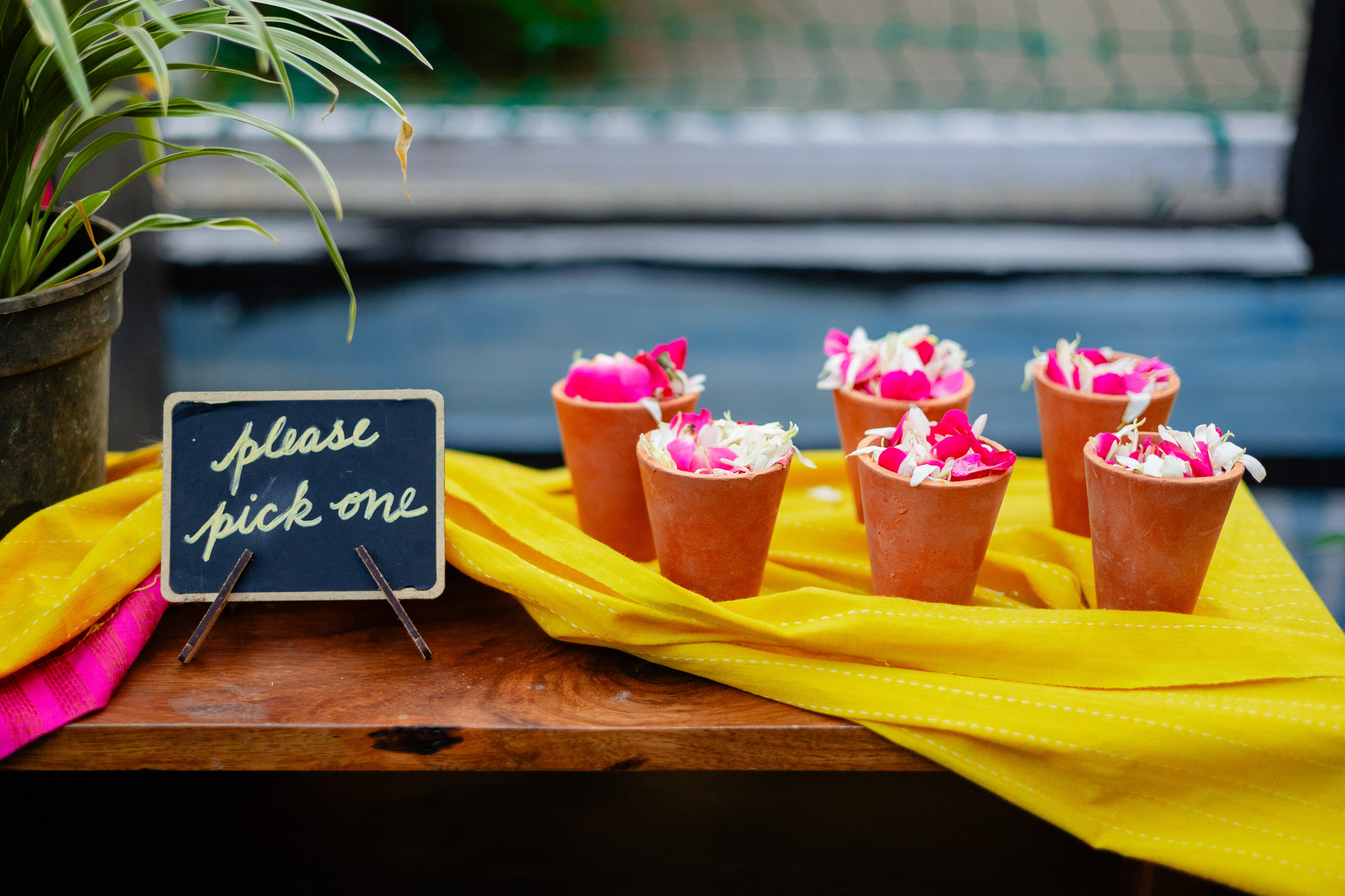 Upon entering the venue, a corner was designed for the guests to pick up a terracotta cup filled with confetti petals.